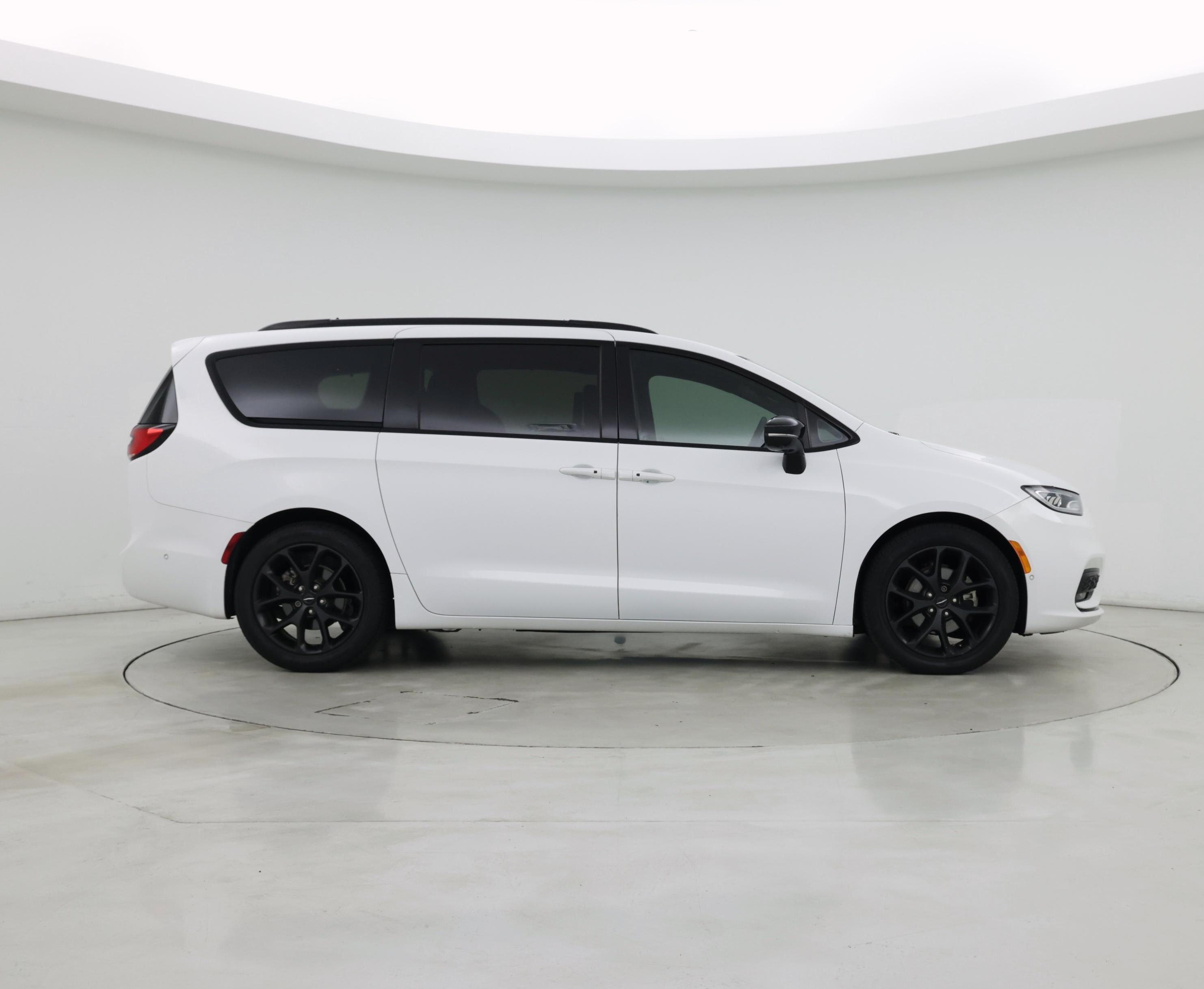Thumbnail: 2023 Chrysler Pacifica - 7