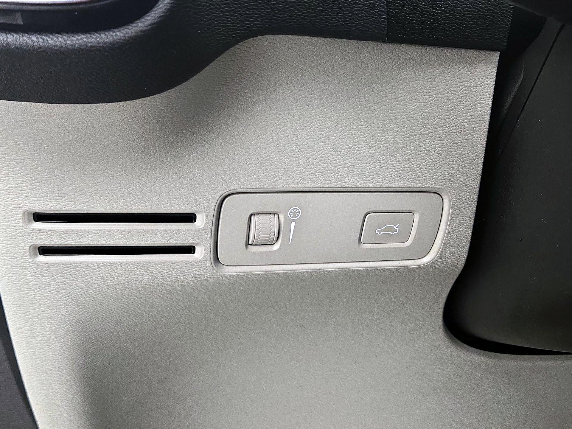 Thumbnail: 2020 Volvo XC40 - 13