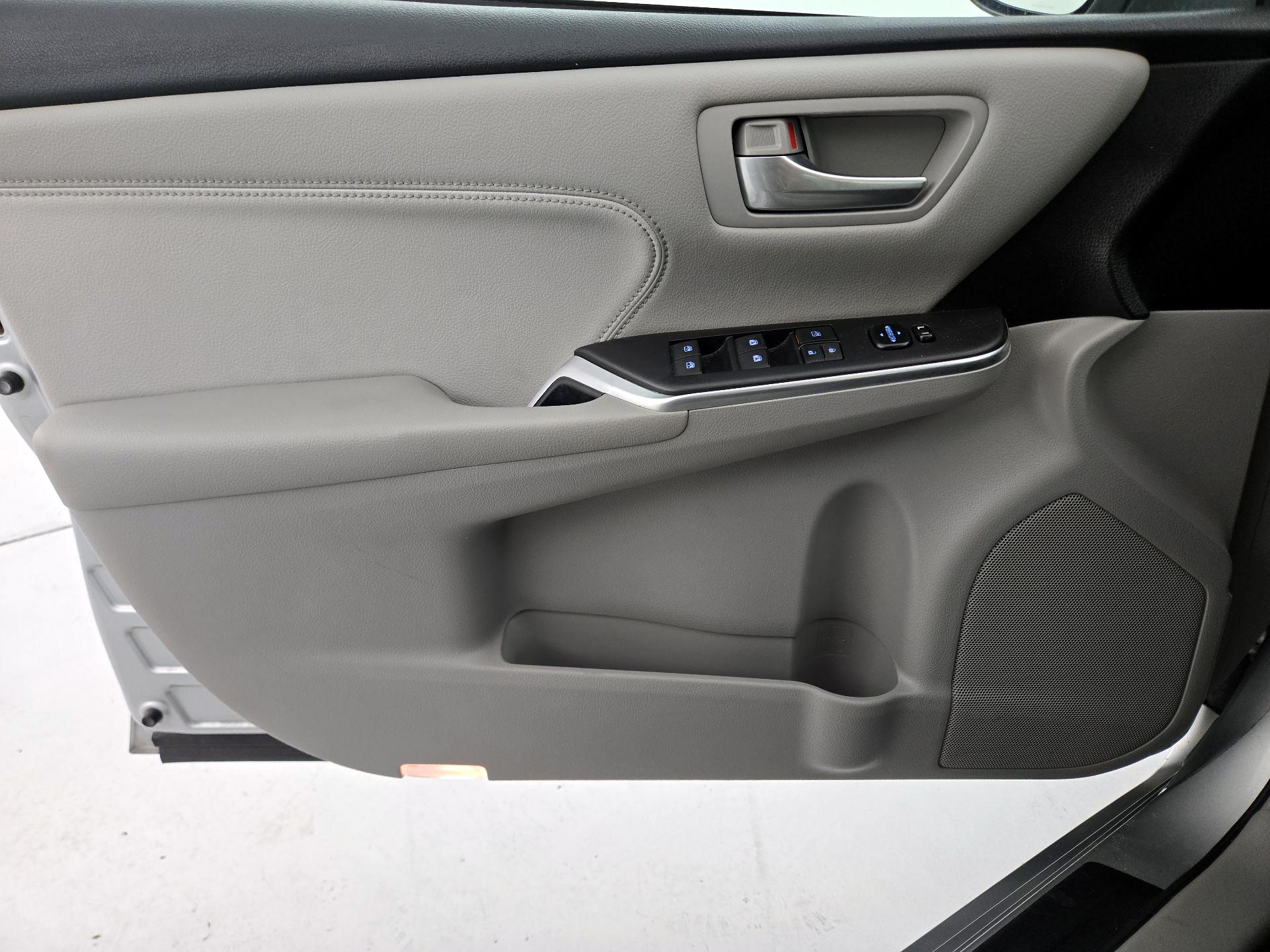 Thumbnail: 2017 Toyota Camry - 12