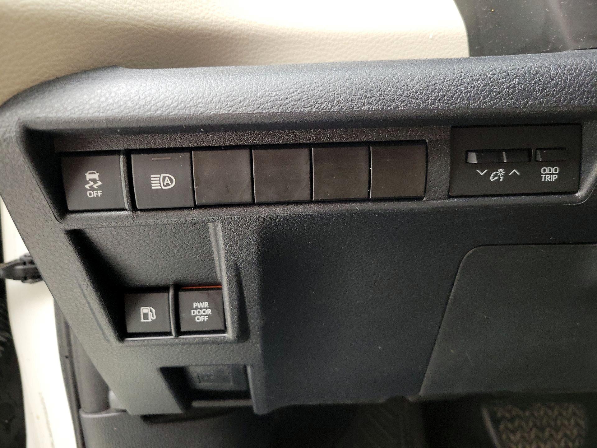 Thumbnail: 2021 Toyota Sienna - 13