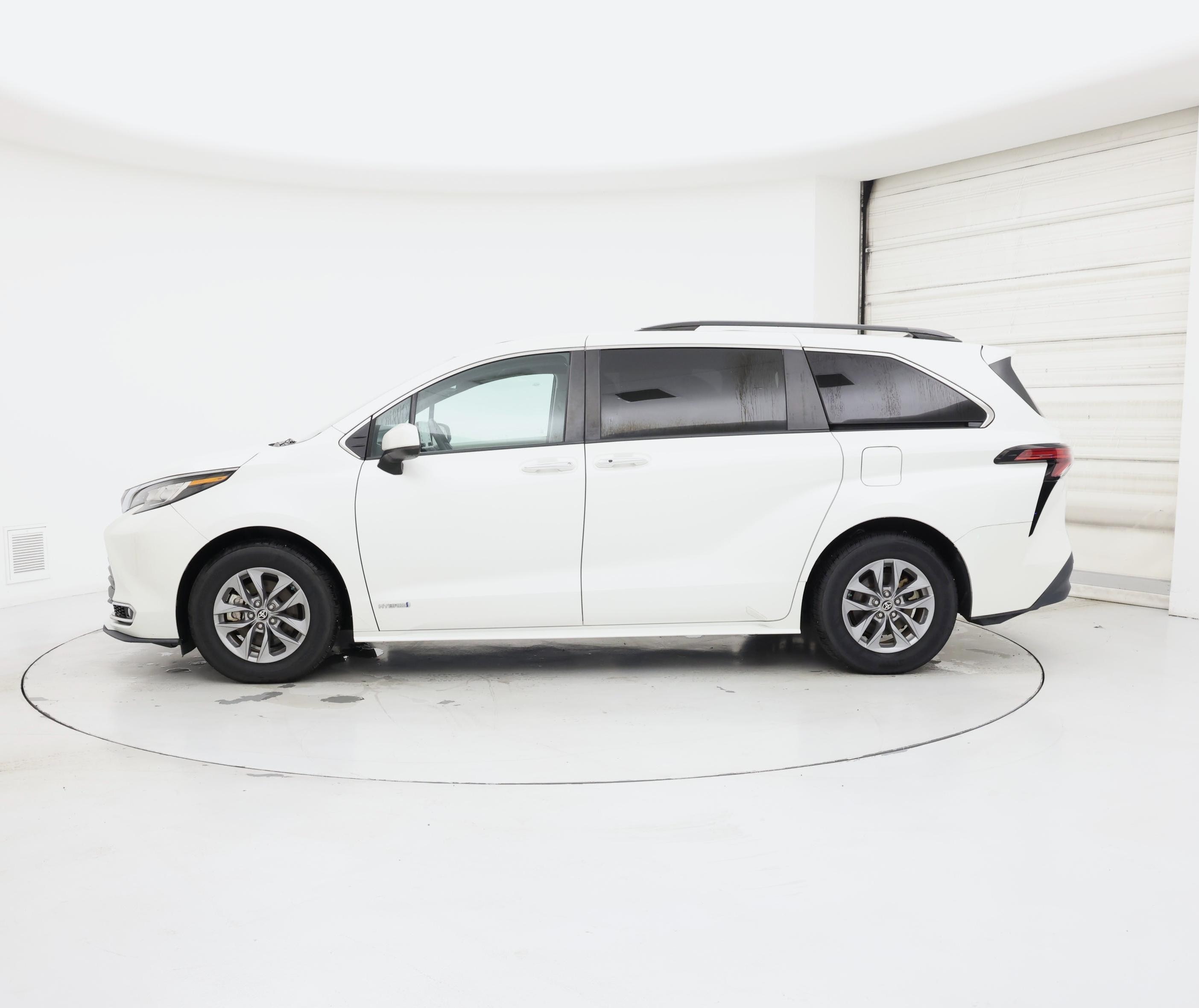 Thumbnail: 2021 Toyota Sienna - 3