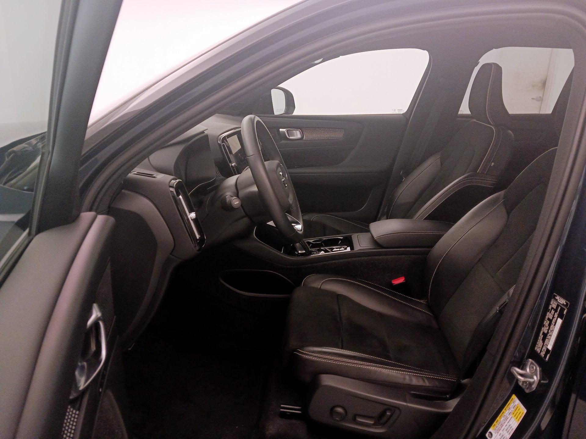 Thumbnail: 2022 Volvo XC40 - 11