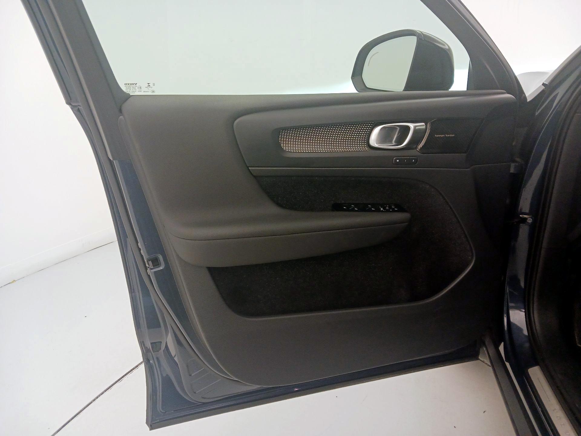 Thumbnail: 2022 Volvo XC40 - 12