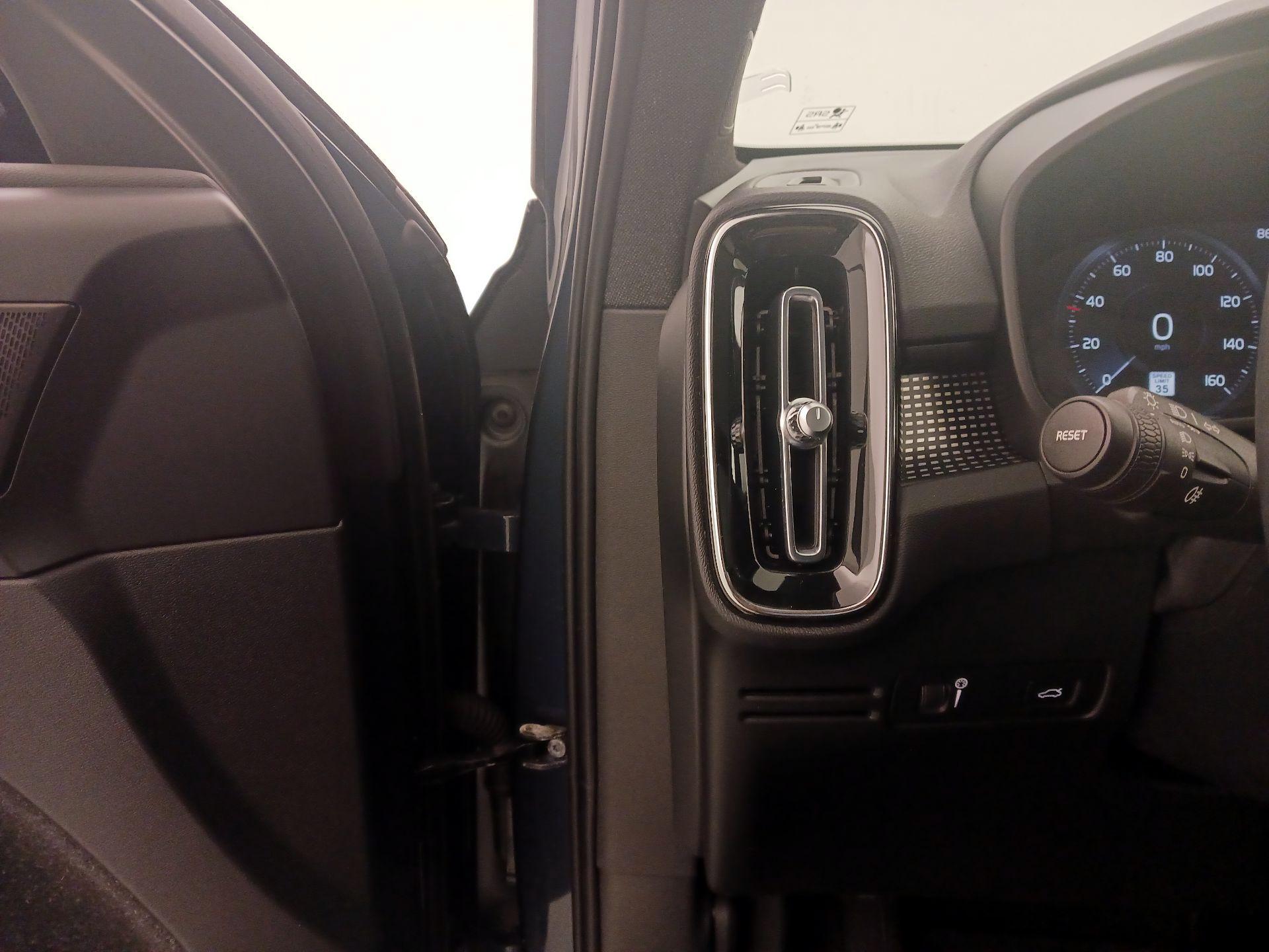 Thumbnail: 2022 Volvo XC40 - 13