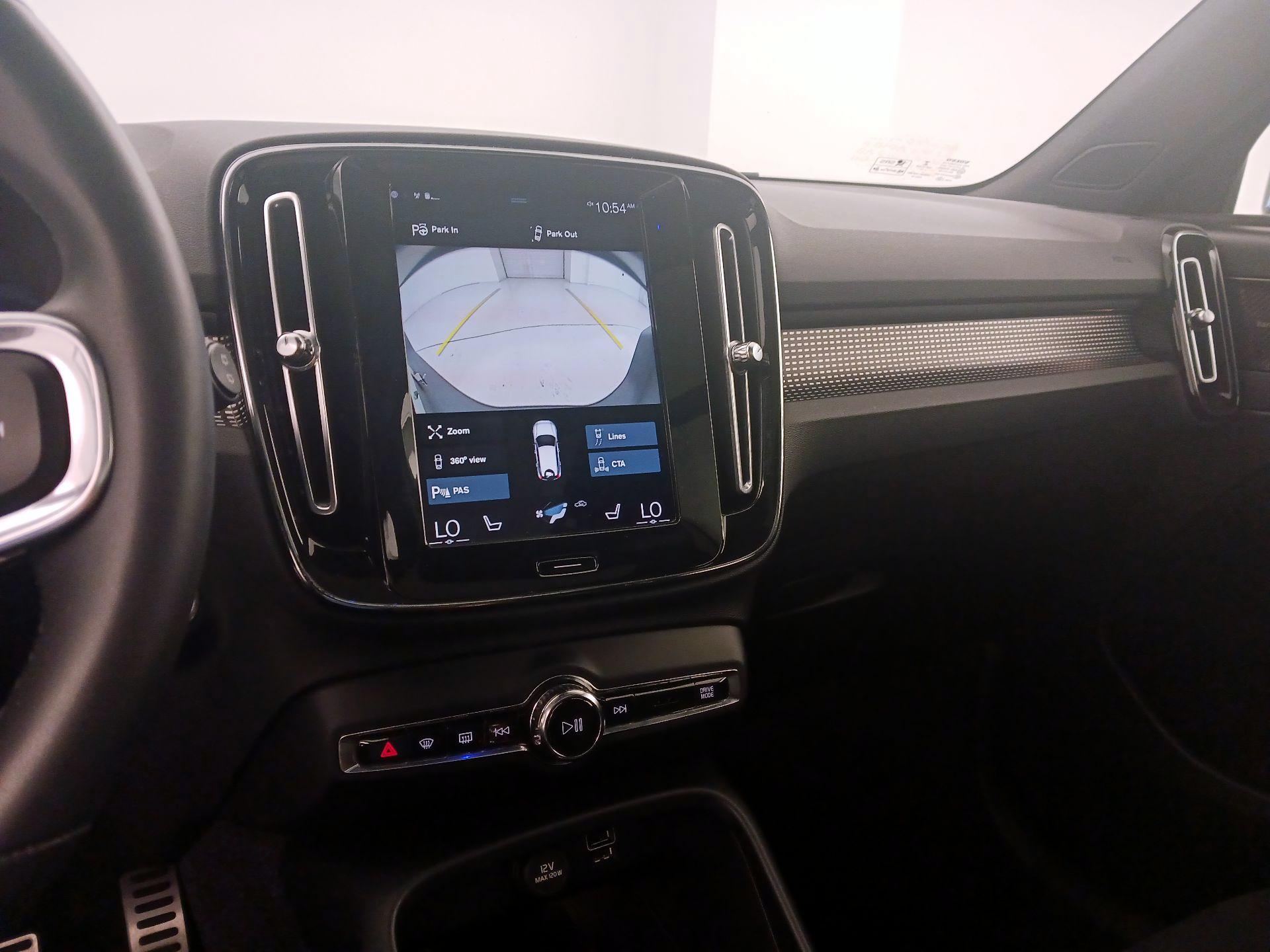 Thumbnail: 2022 Volvo XC40 - 15