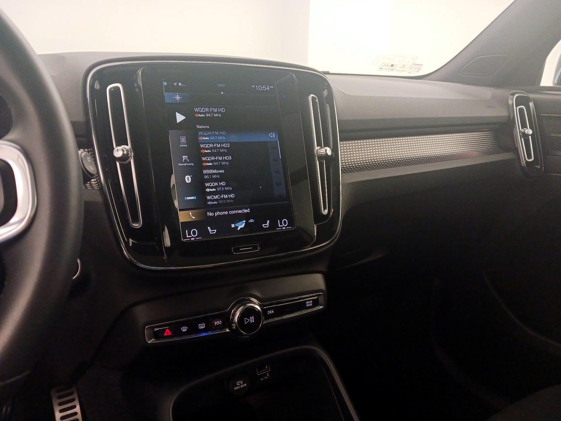 Thumbnail: 2022 Volvo XC40 - 16