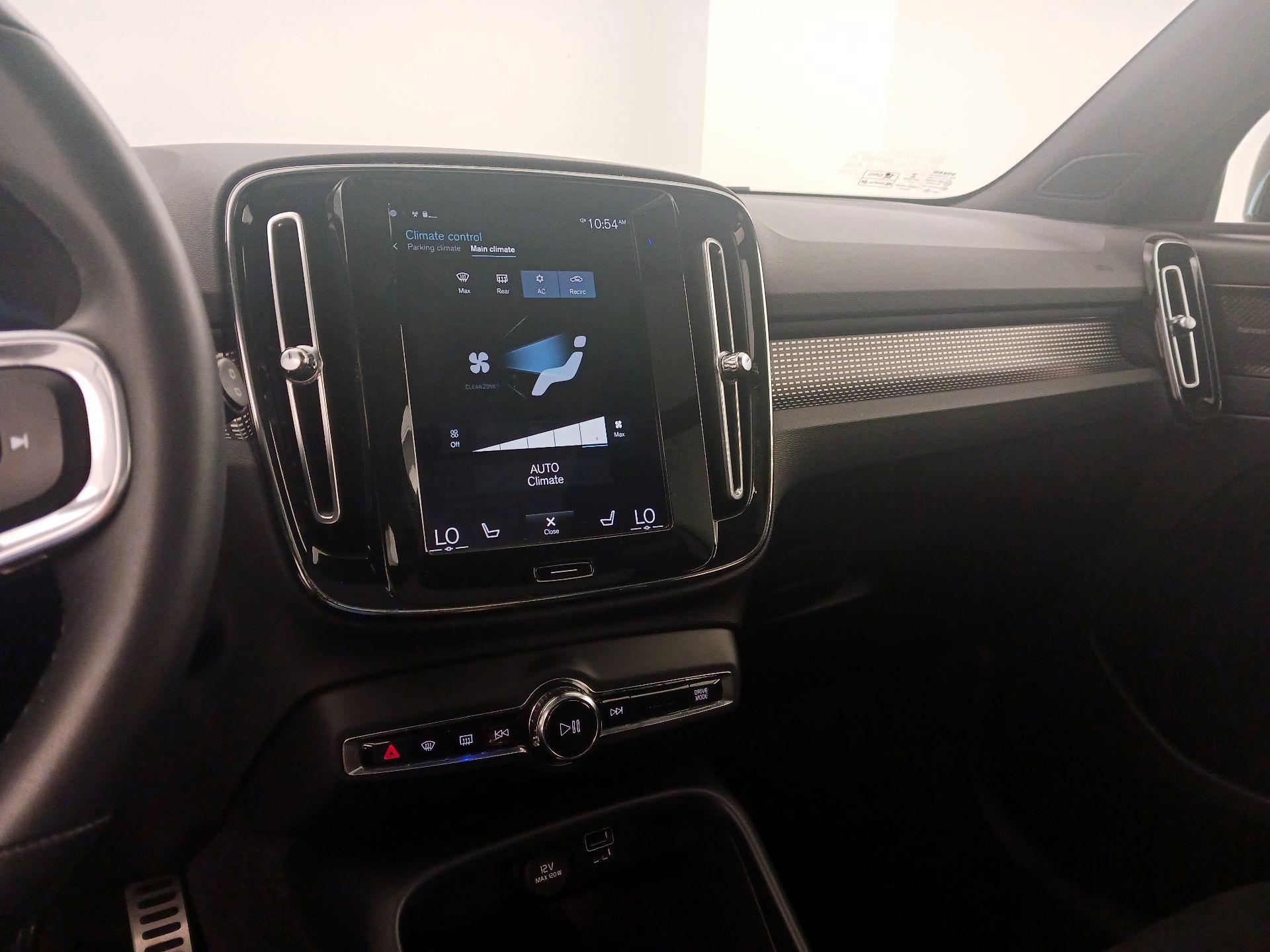 Thumbnail: 2022 Volvo XC40 - 17