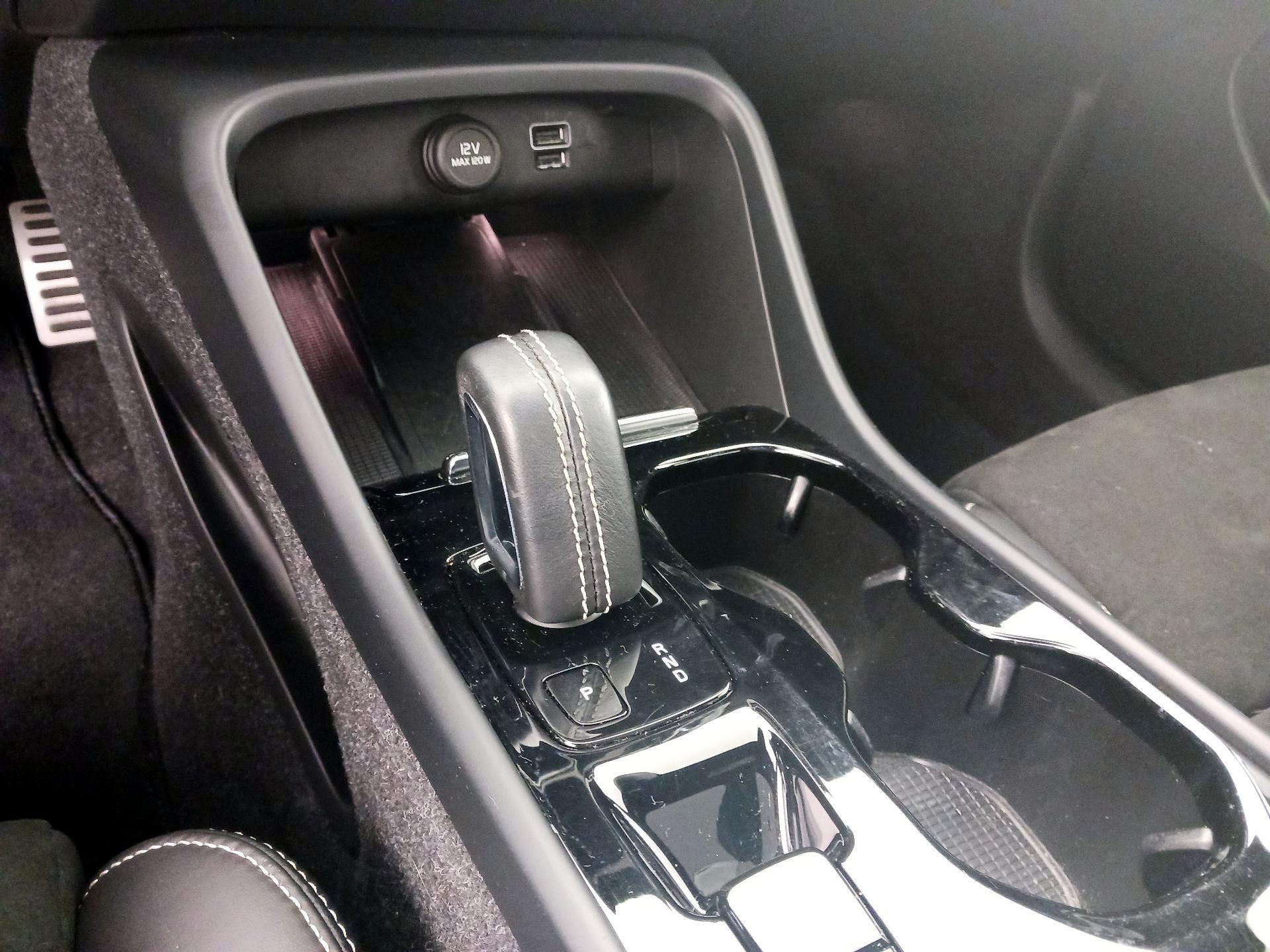 Thumbnail: 2022 Volvo XC40 - 18