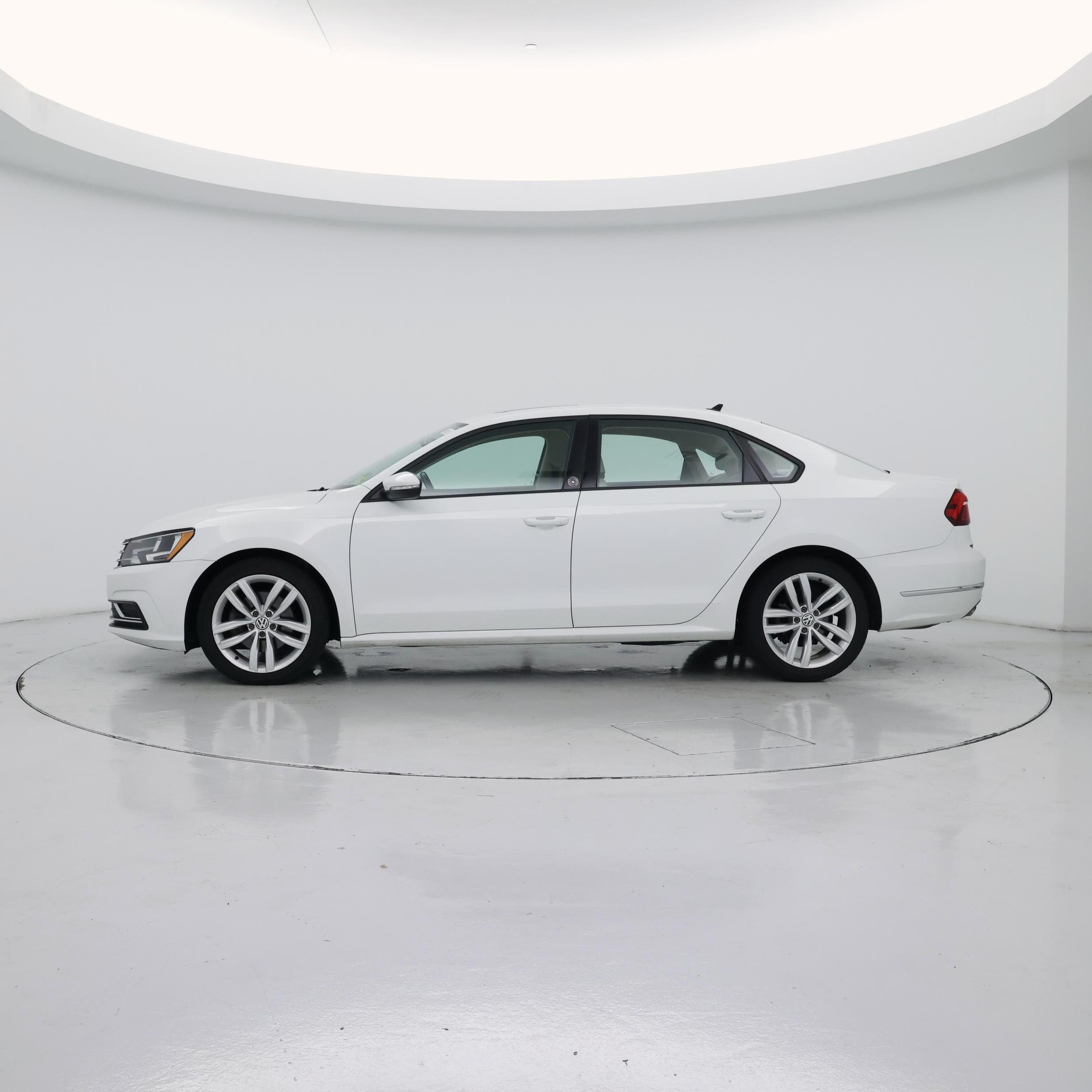 Thumbnail: 2019 Volkswagen Passat - 3