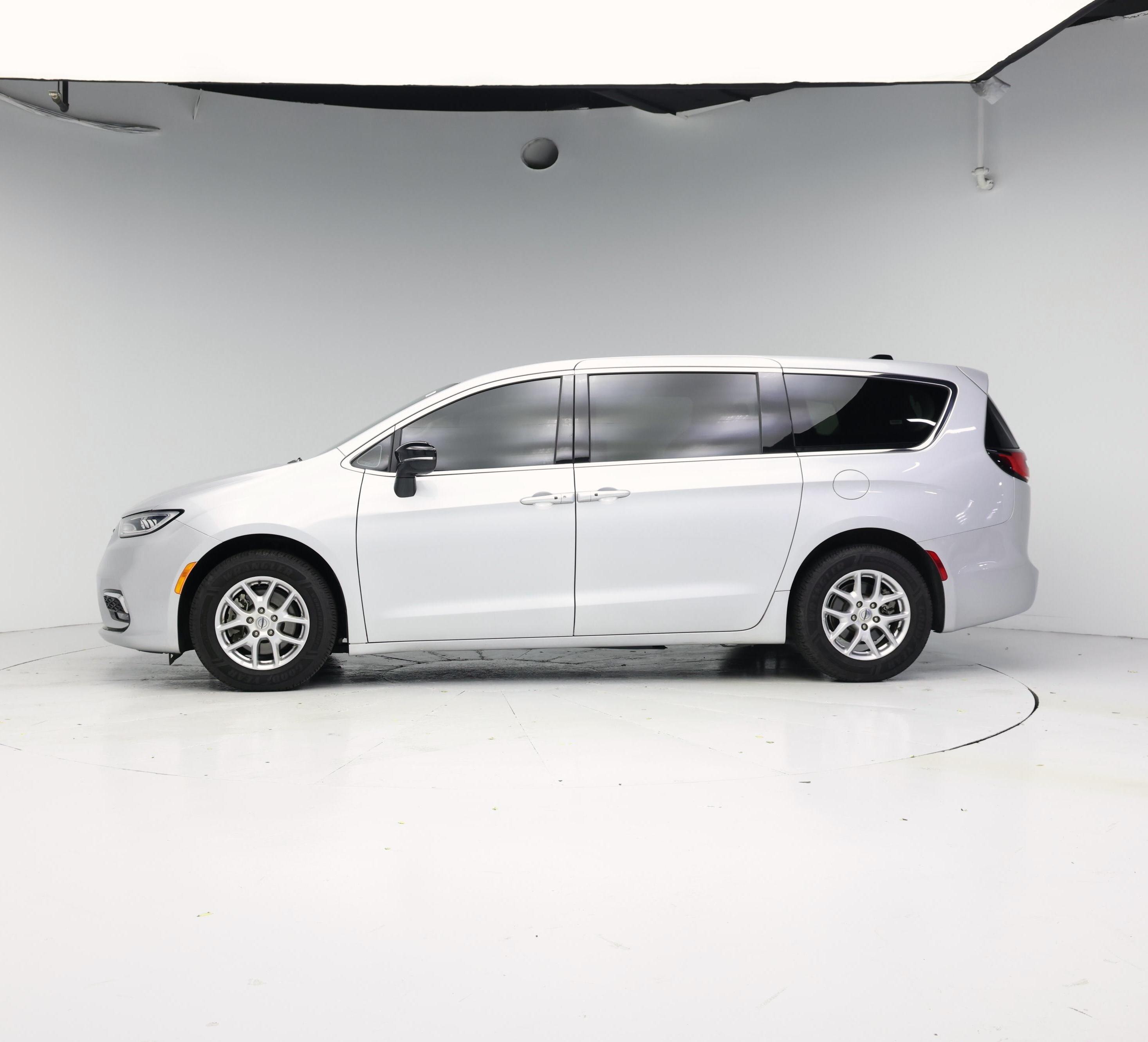 Thumbnail: 2024 Chrysler Pacifica - 3