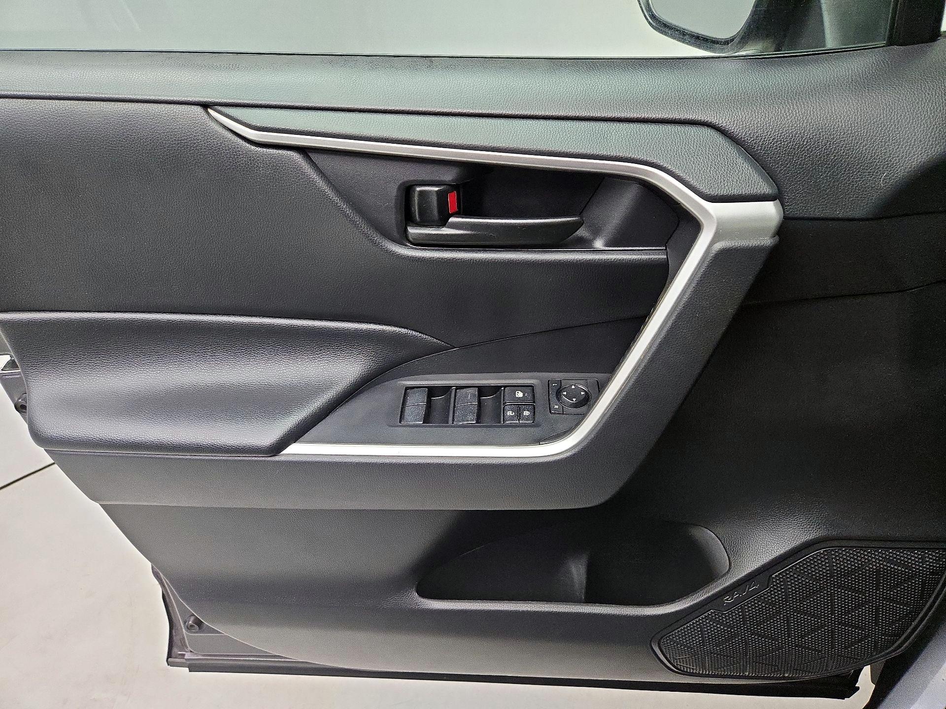 Thumbnail: 2019 Toyota RAV4 - 12