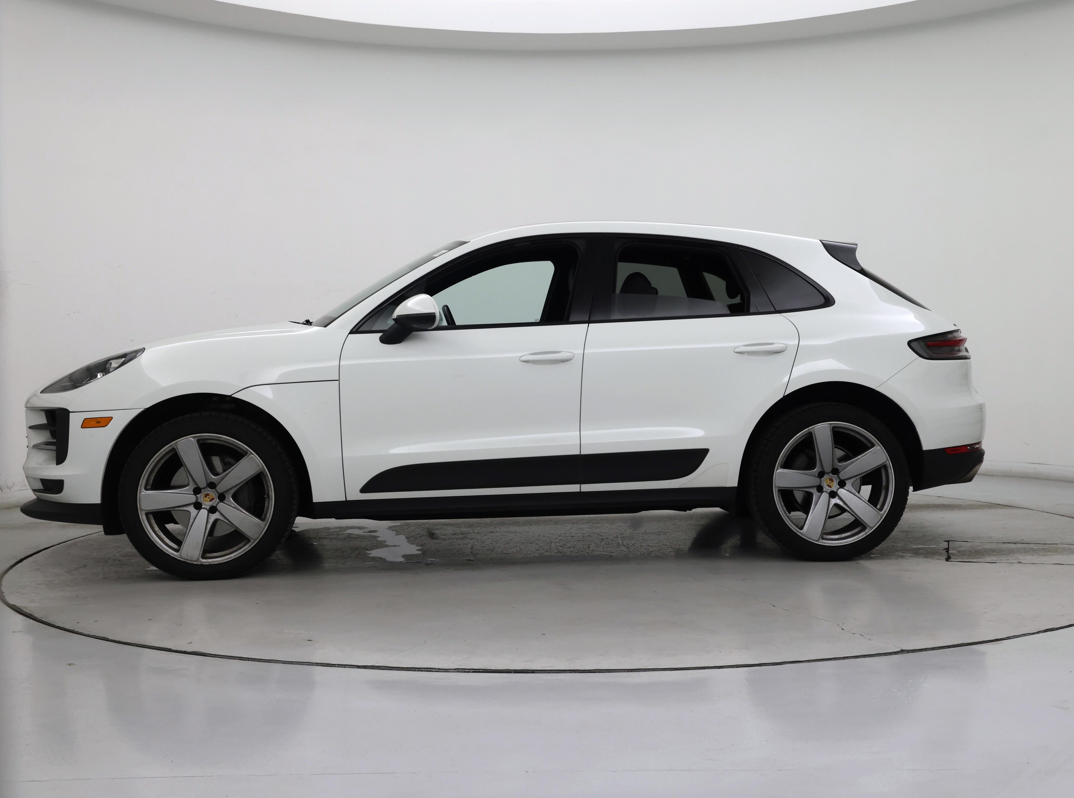 Thumbnail: 2021 Porsche Macan - 3