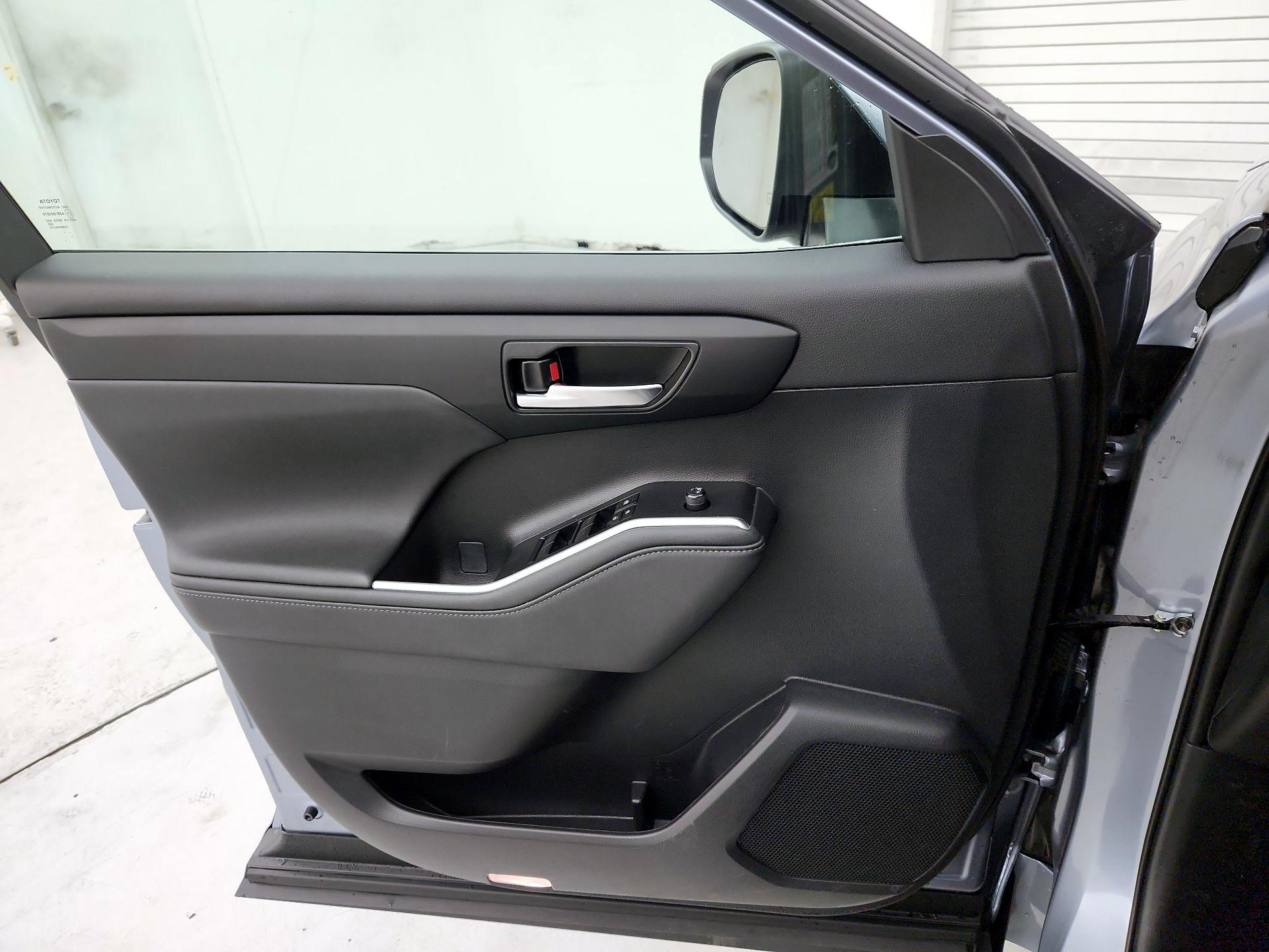 Thumbnail: 2023 Toyota Highlander - 12
