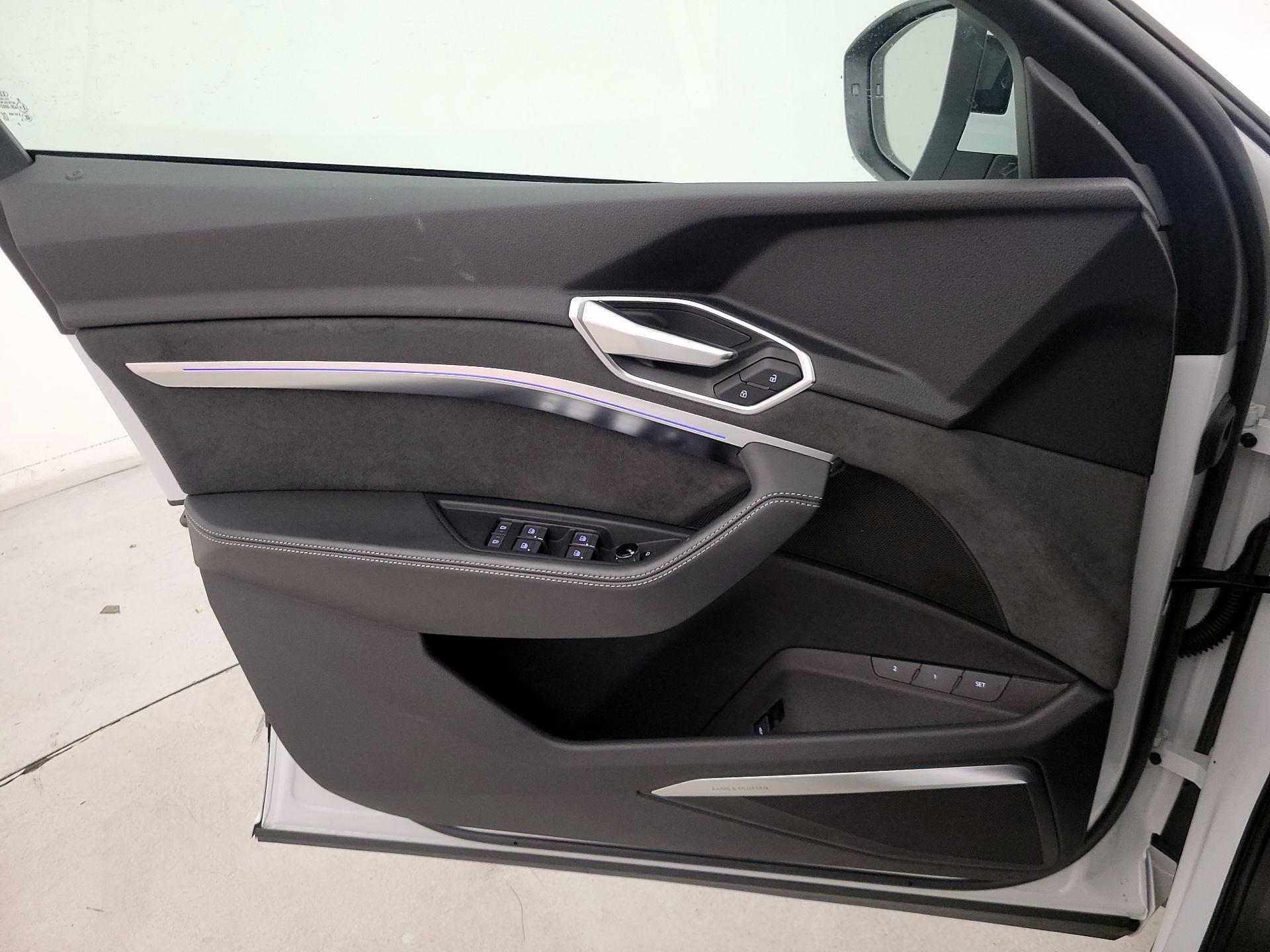 Thumbnail: 2022 Audi e-tron S - 12