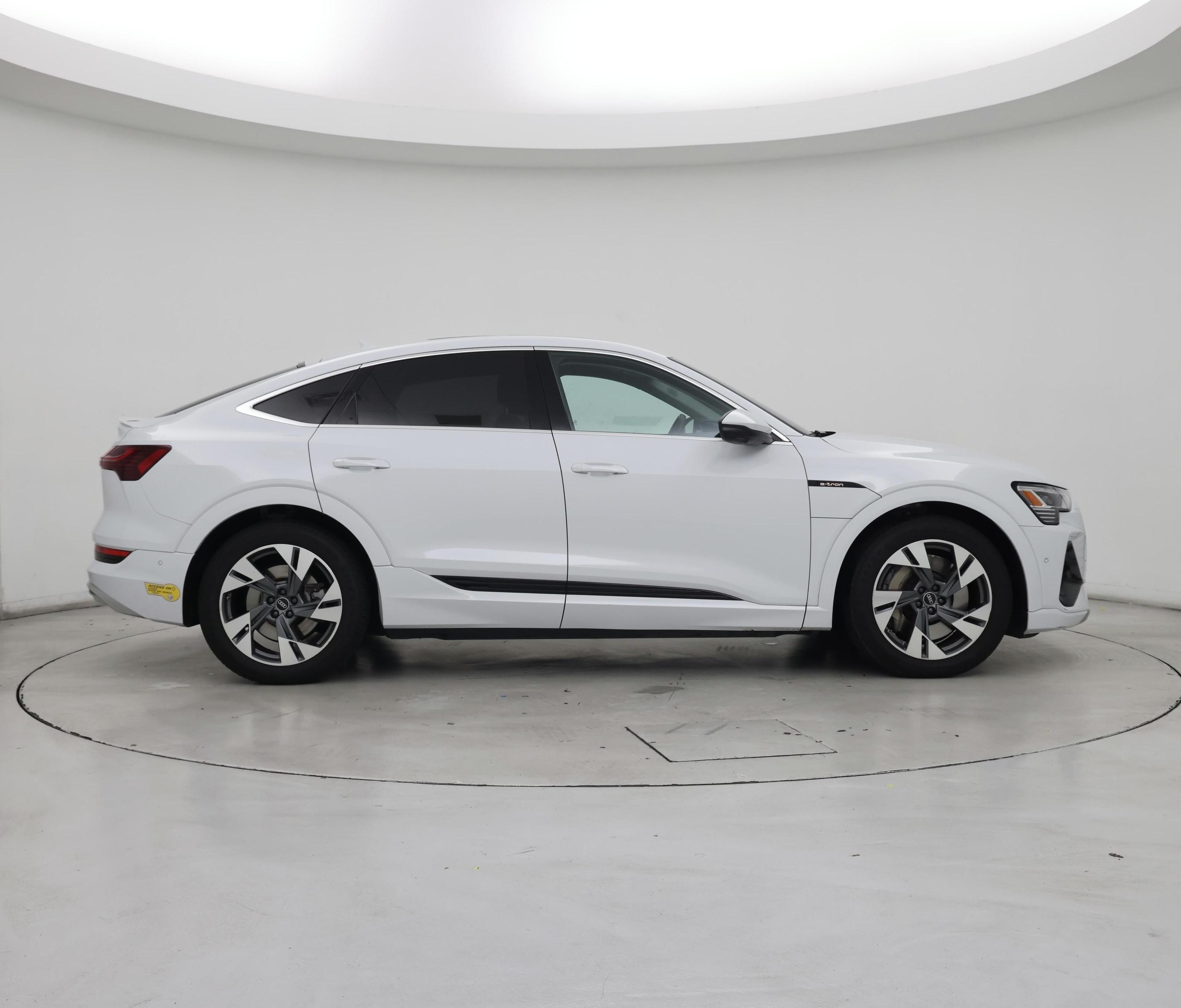 Thumbnail: 2022 Audi e-tron S - 7