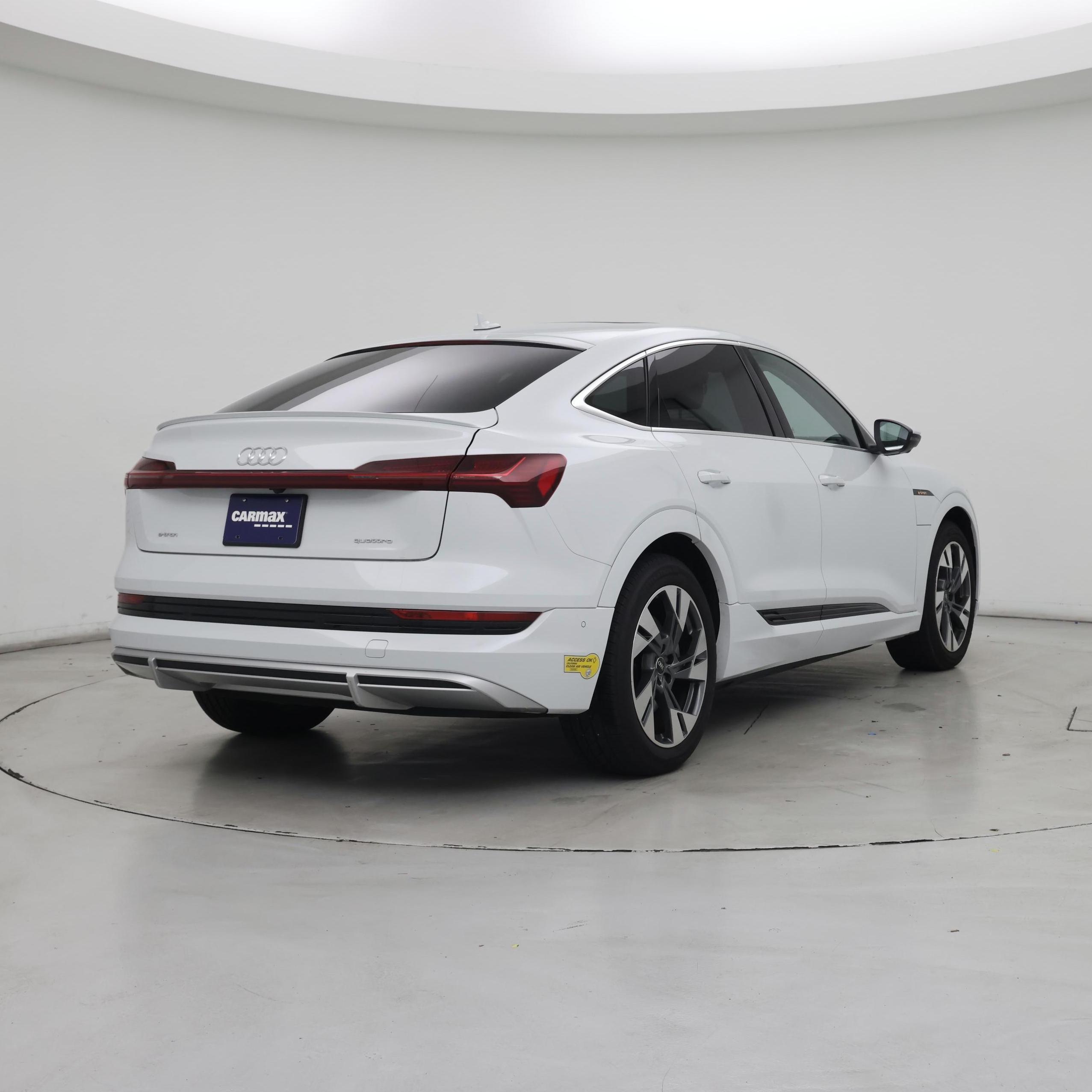 Thumbnail: 2022 Audi e-tron S - 8