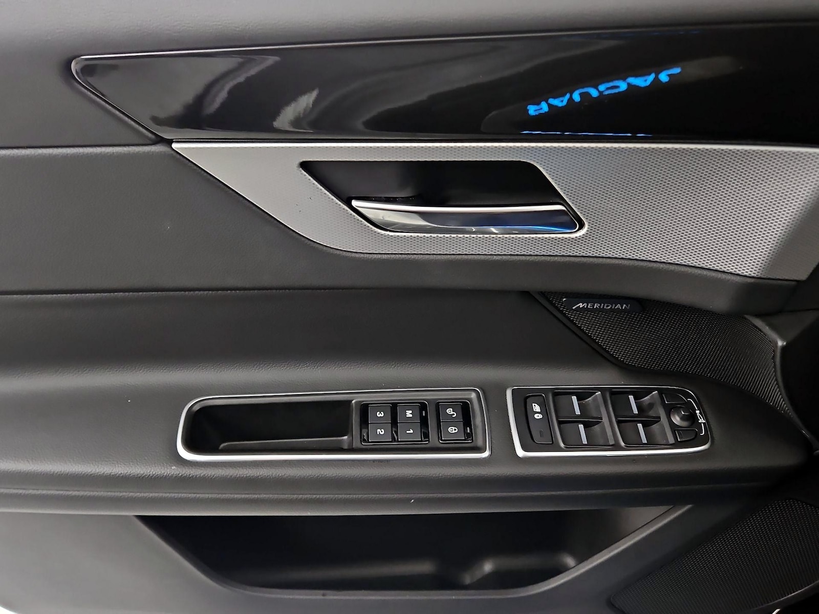 2020 Jaguar XF Premium - Photo 11