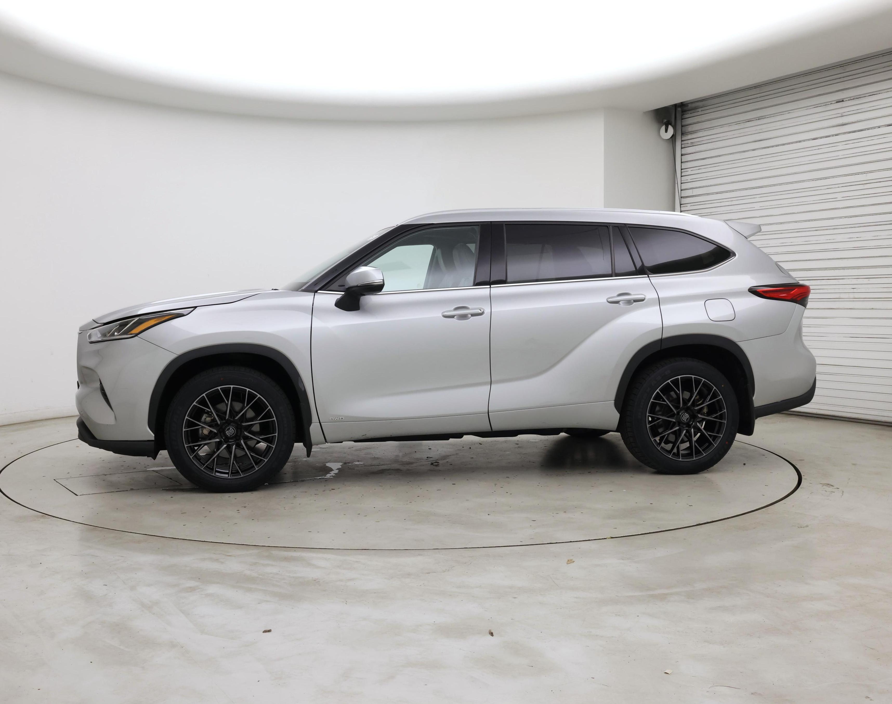 Thumbnail: 2023 Toyota Highlander - 3