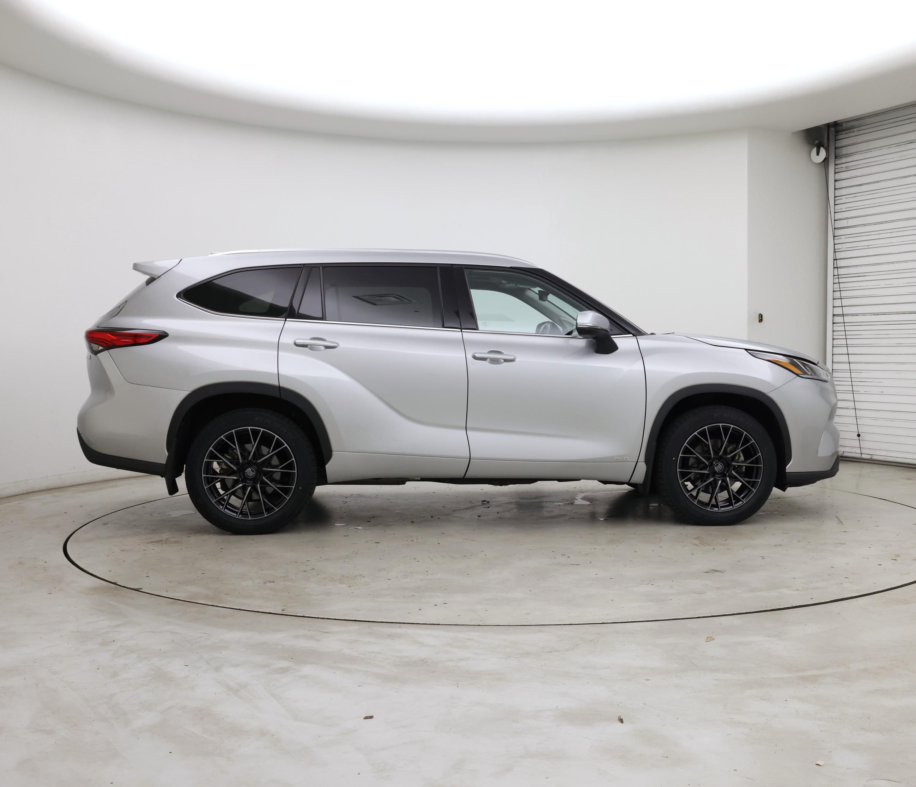 Thumbnail: 2023 Toyota Highlander - 7