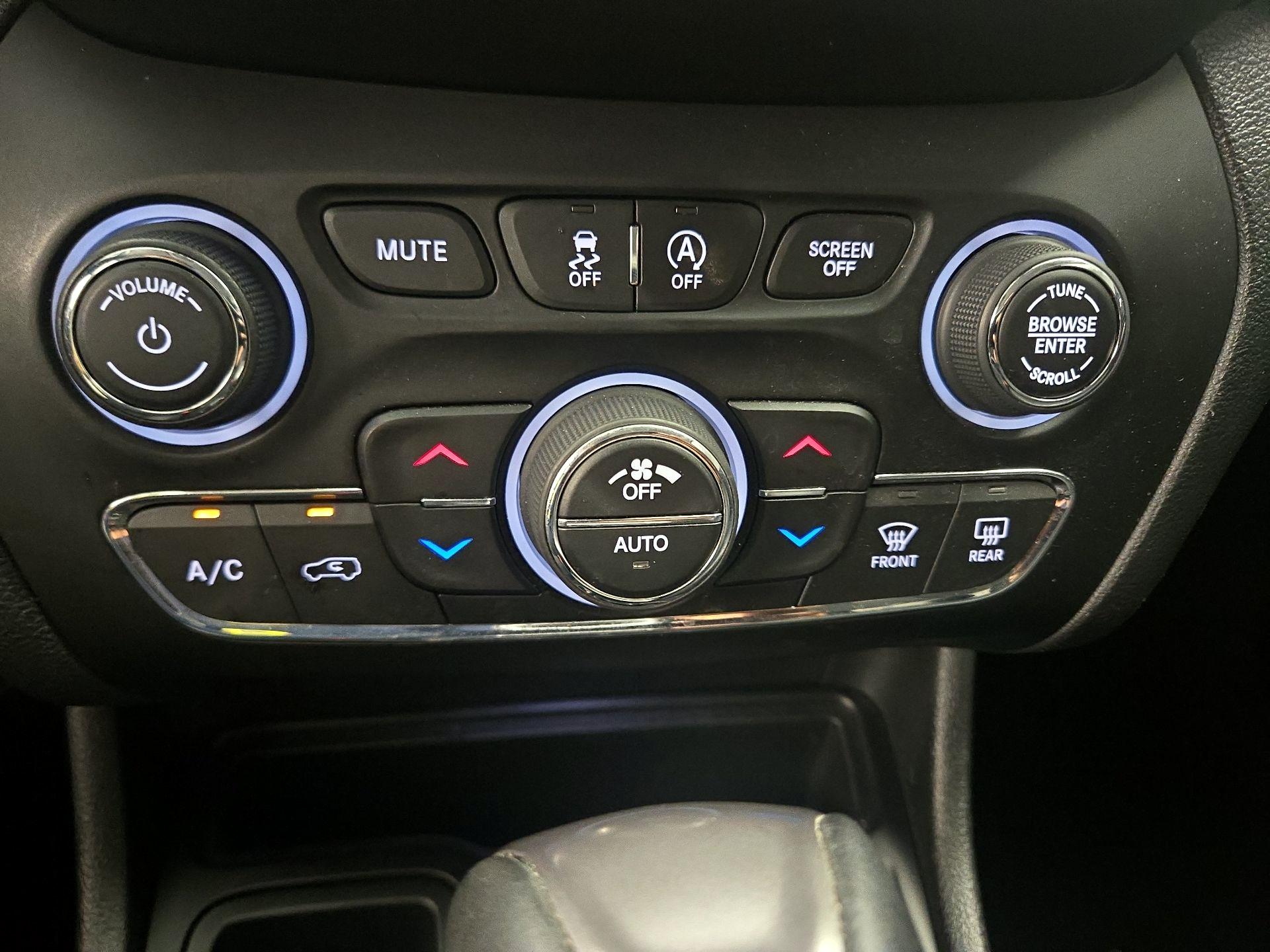 Thumbnail: 2020 Jeep Cherokee - 16