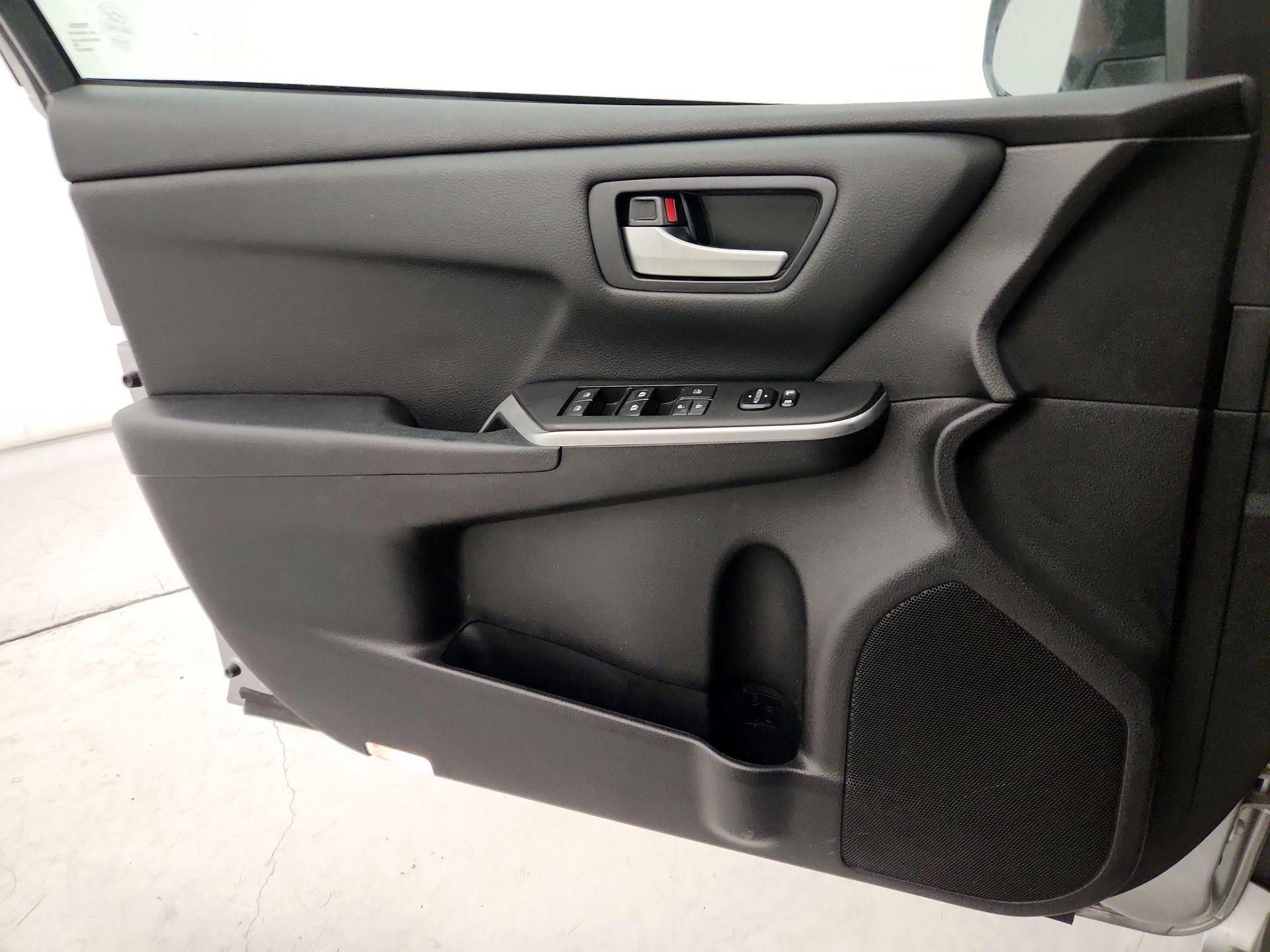 Thumbnail: 2016 Toyota Camry - 12