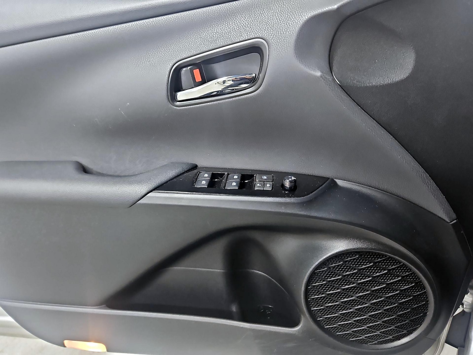 2018 Toyota Prius Three - Photo 13