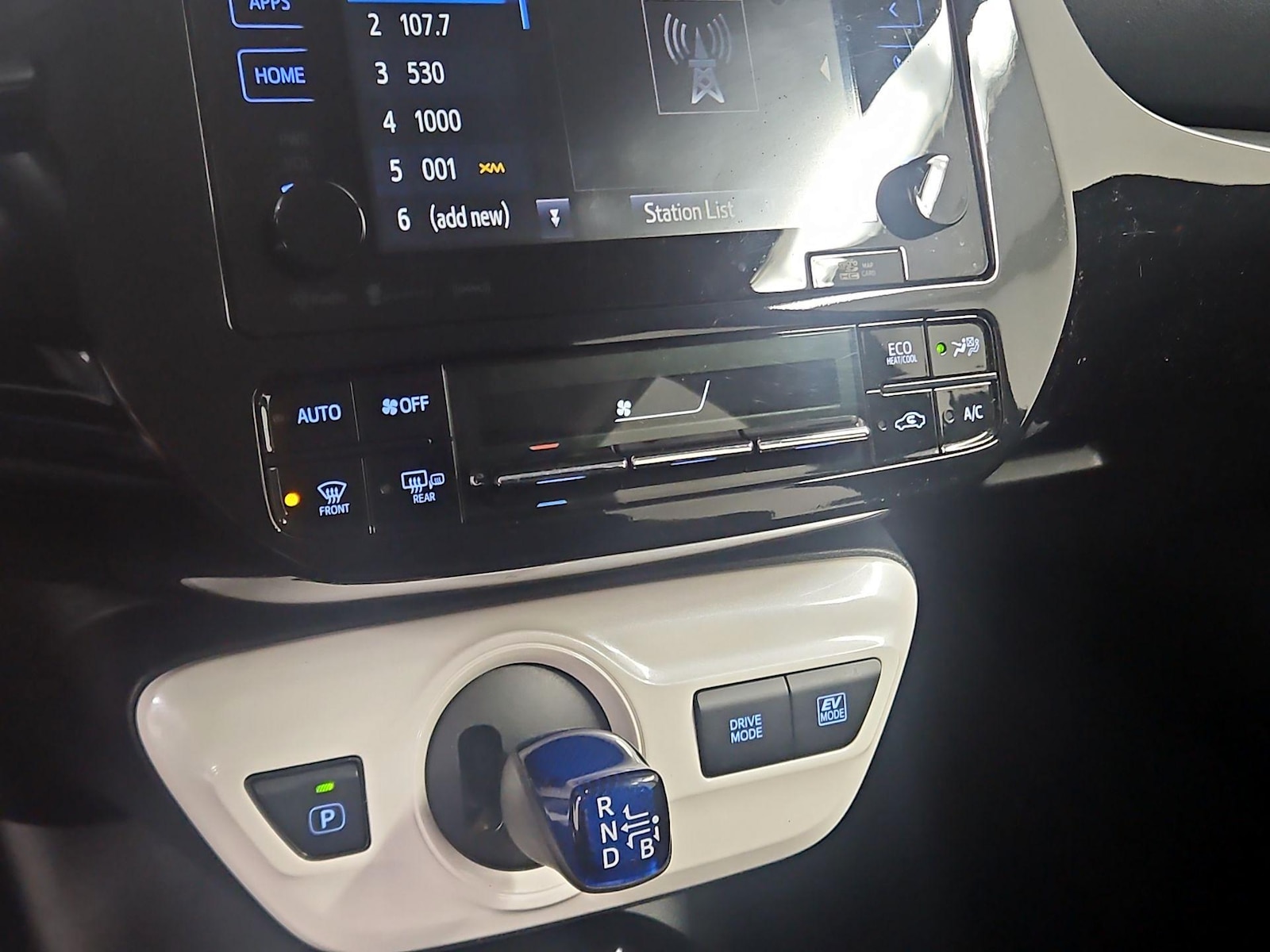 2018 Toyota Prius Three - Photo 18
