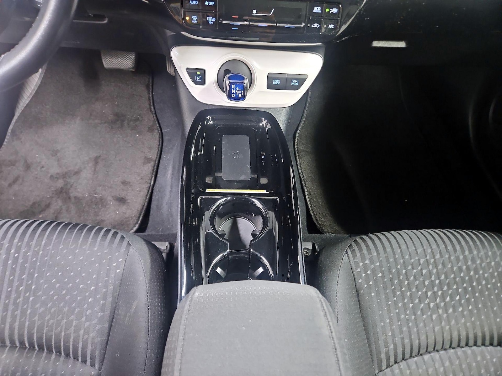 2018 Toyota Prius Three - Photo 19