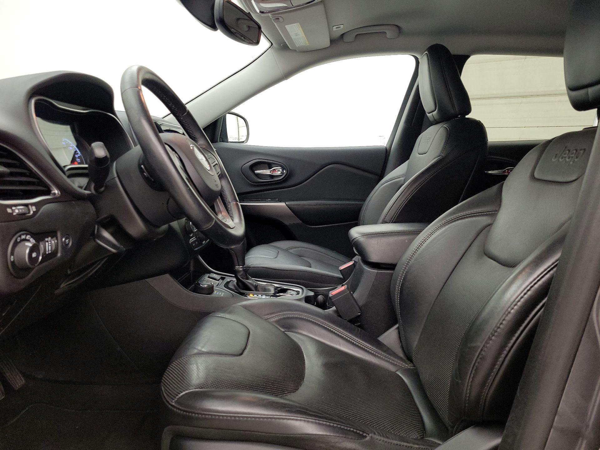 Thumbnail: 2019 Jeep Cherokee - 11