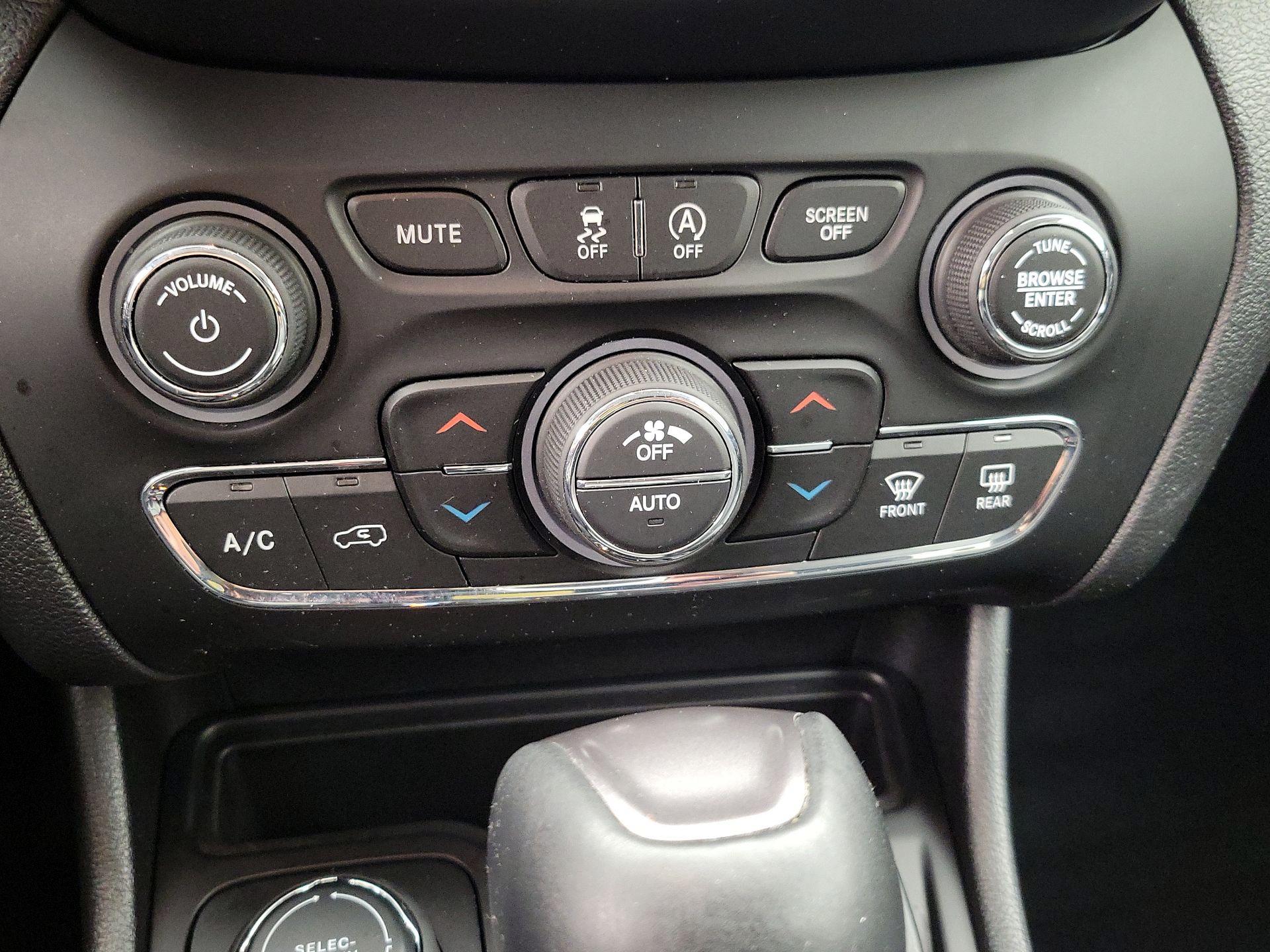 Thumbnail: 2019 Jeep Cherokee - 16