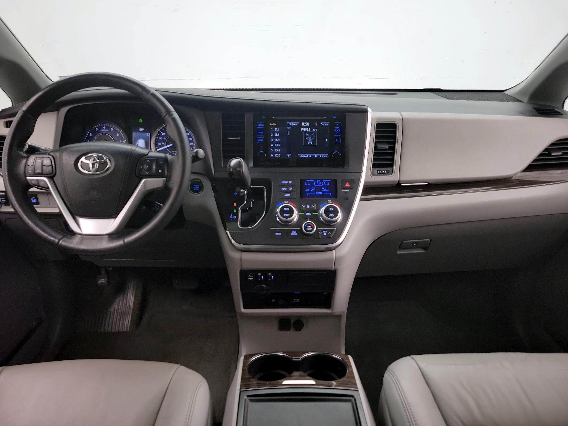 Thumbnail: 2017 Toyota Sienna - 9