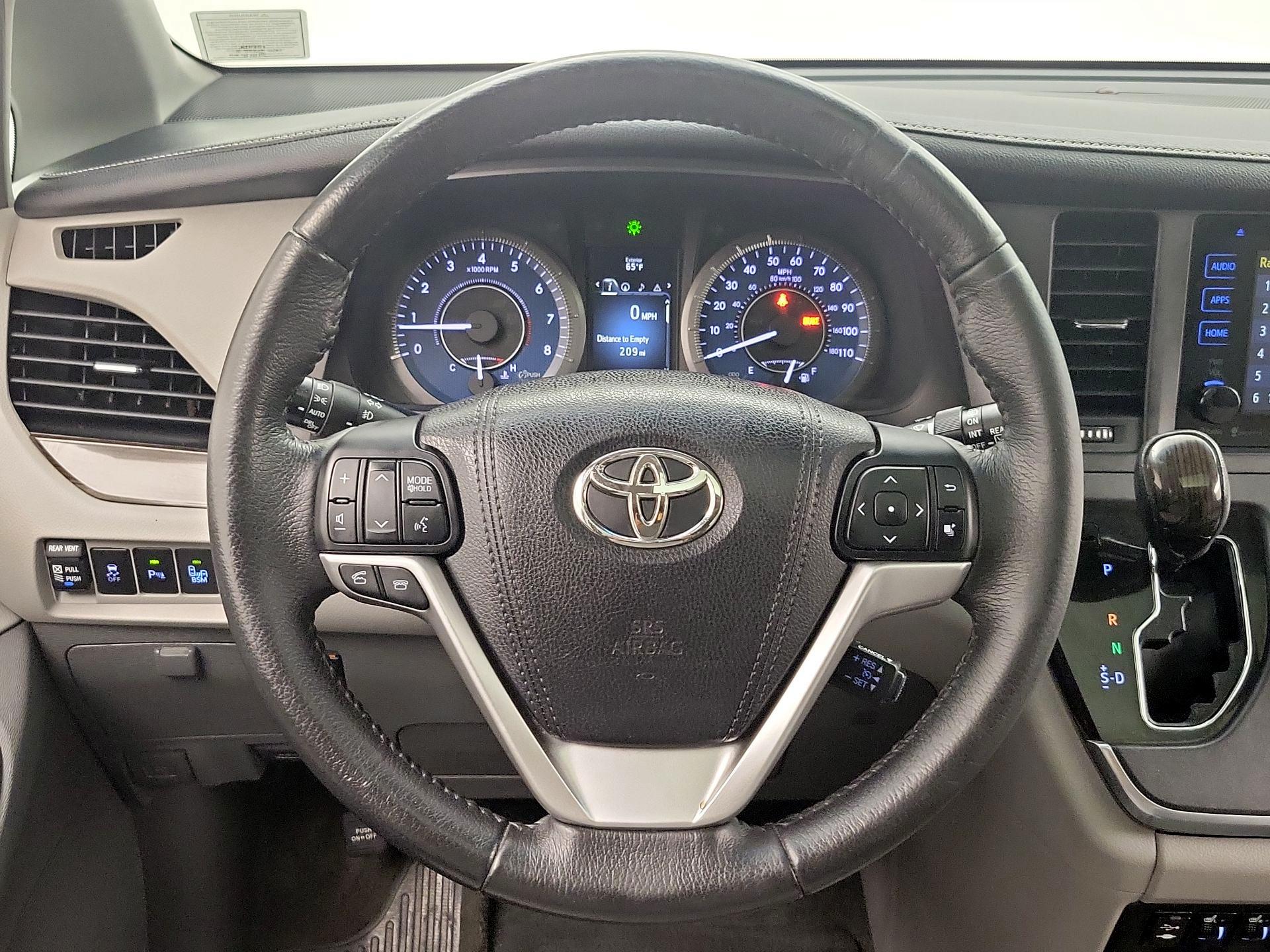 Thumbnail: 2017 Toyota Sienna - 10