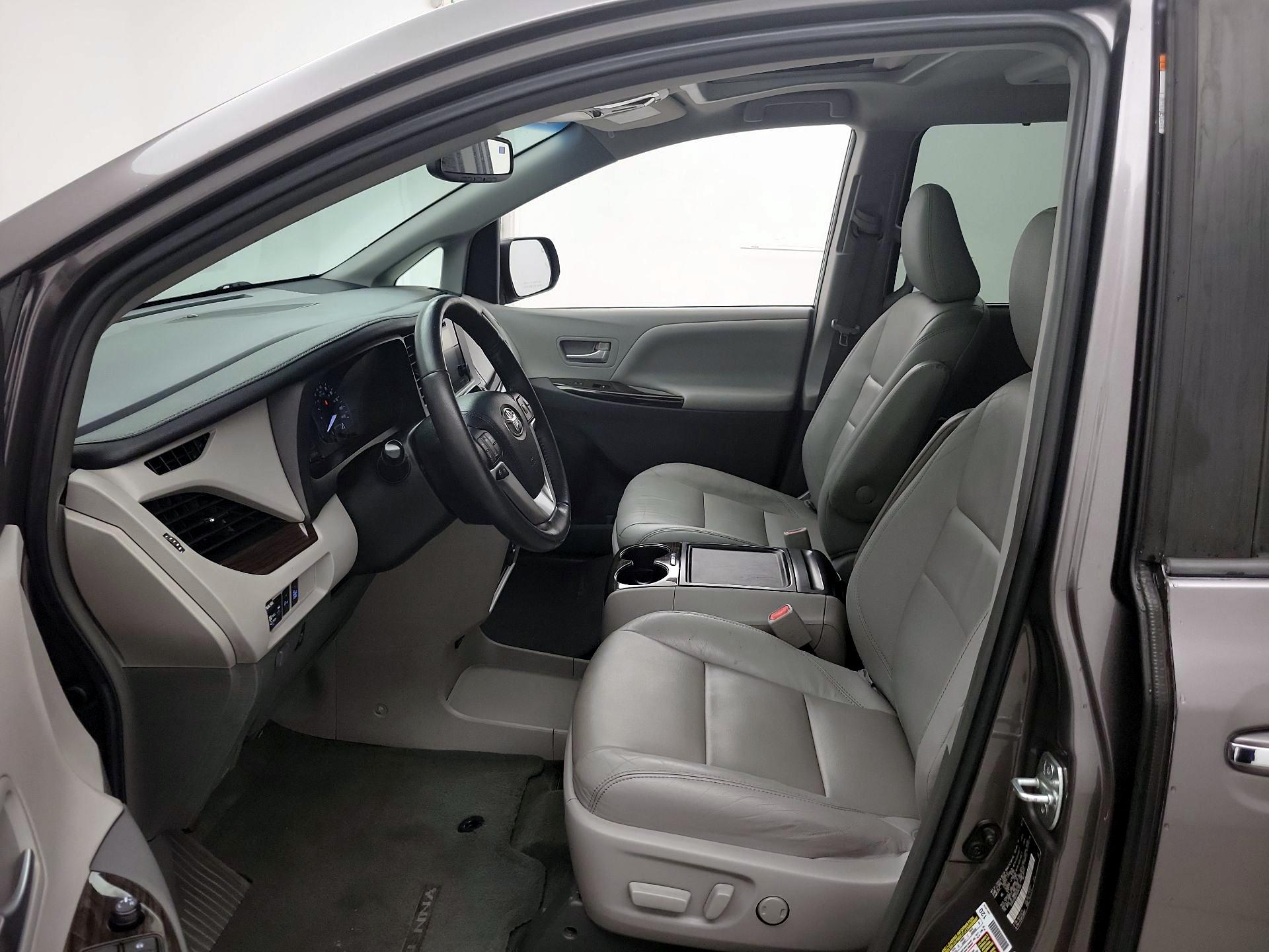 Thumbnail: 2017 Toyota Sienna - 11
