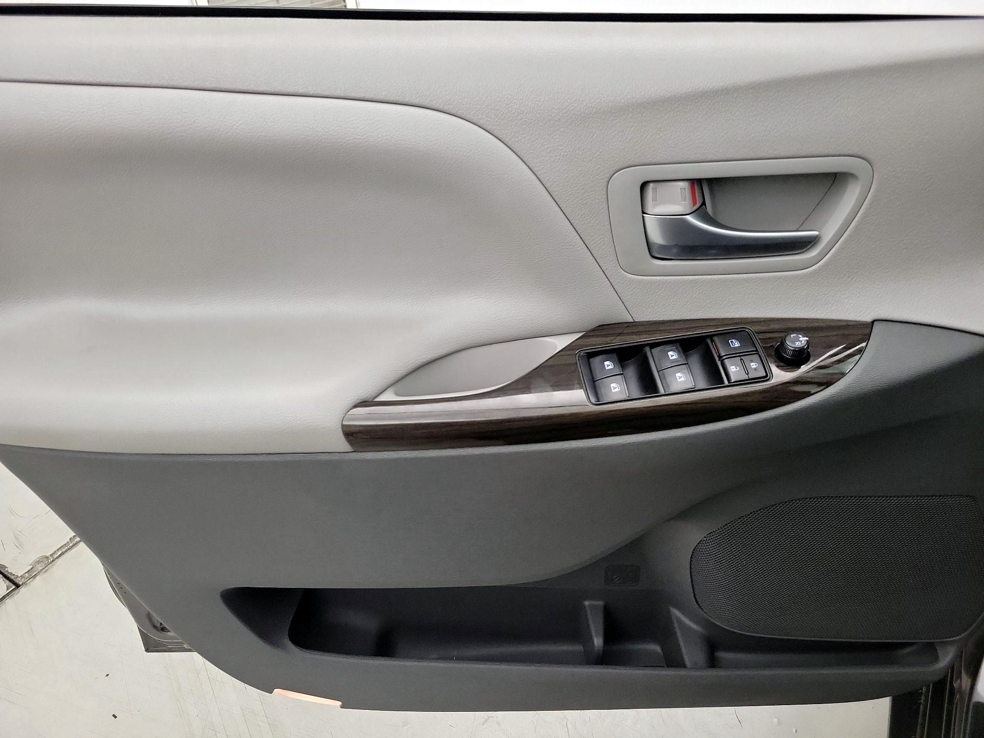 Thumbnail: 2017 Toyota Sienna - 12