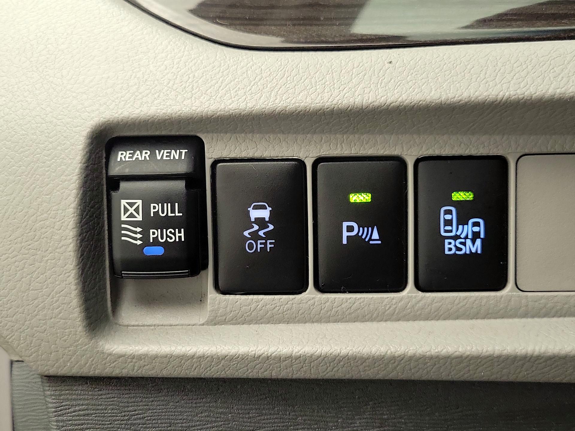 Thumbnail: 2017 Toyota Sienna - 13