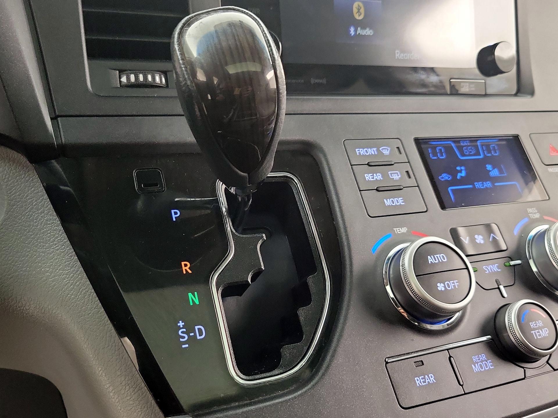 Thumbnail: 2017 Toyota Sienna - 17