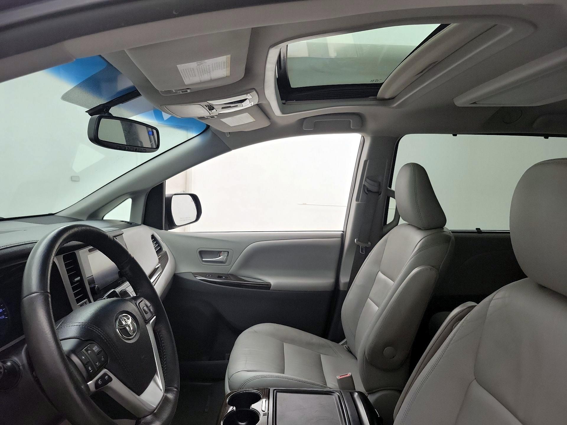 Thumbnail: 2017 Toyota Sienna - 19