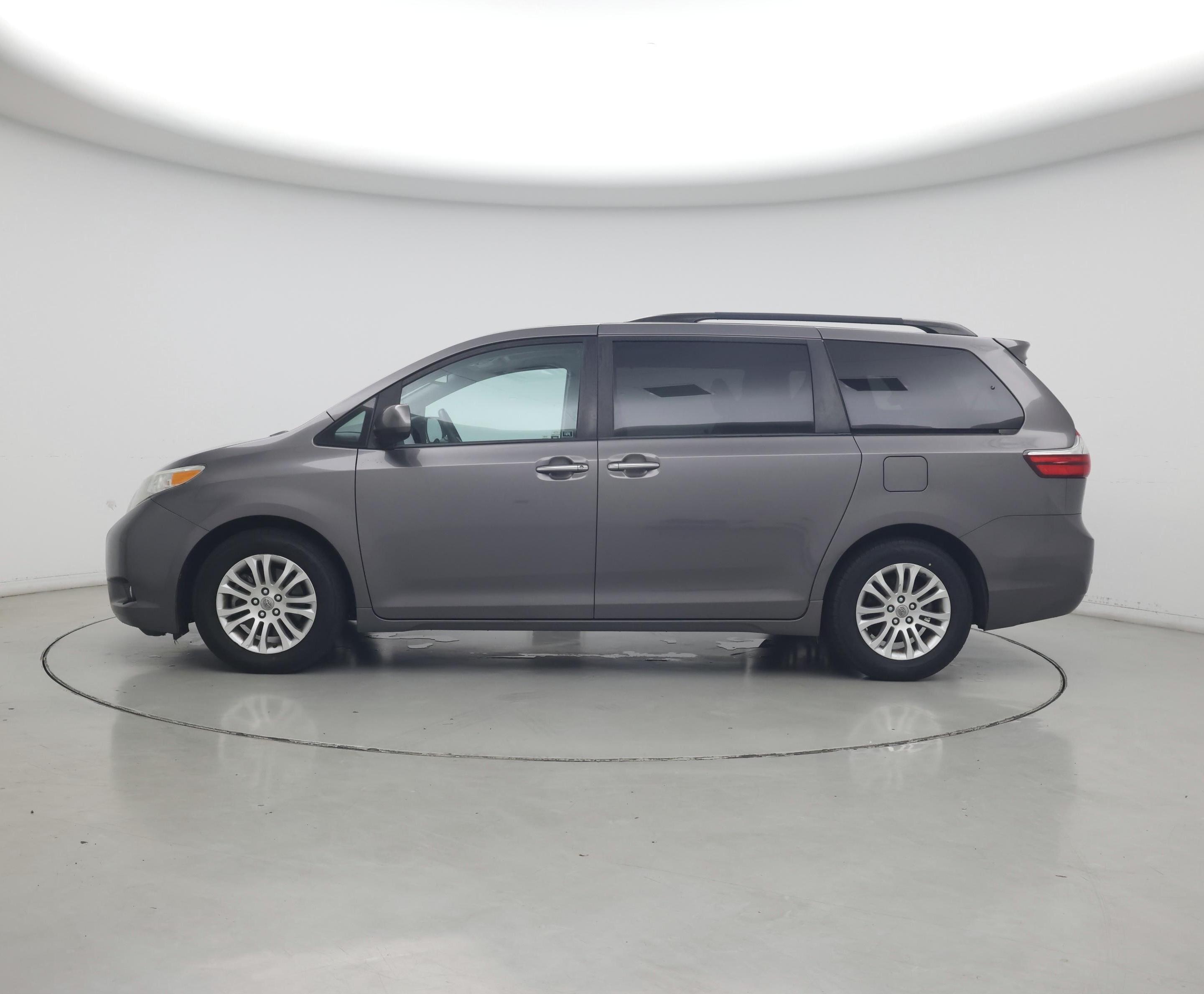 Thumbnail: 2017 Toyota Sienna - 3