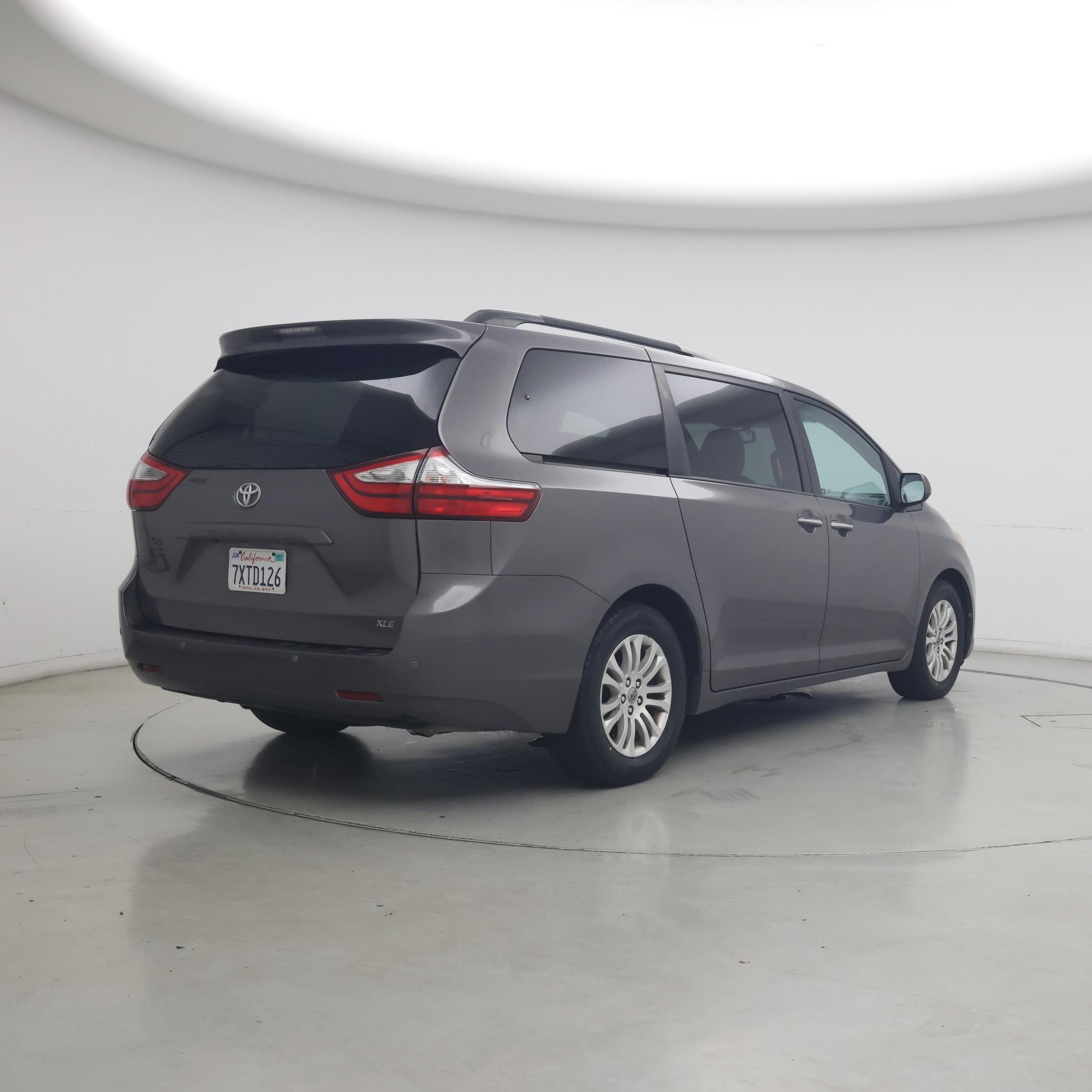 Thumbnail: 2017 Toyota Sienna - 8