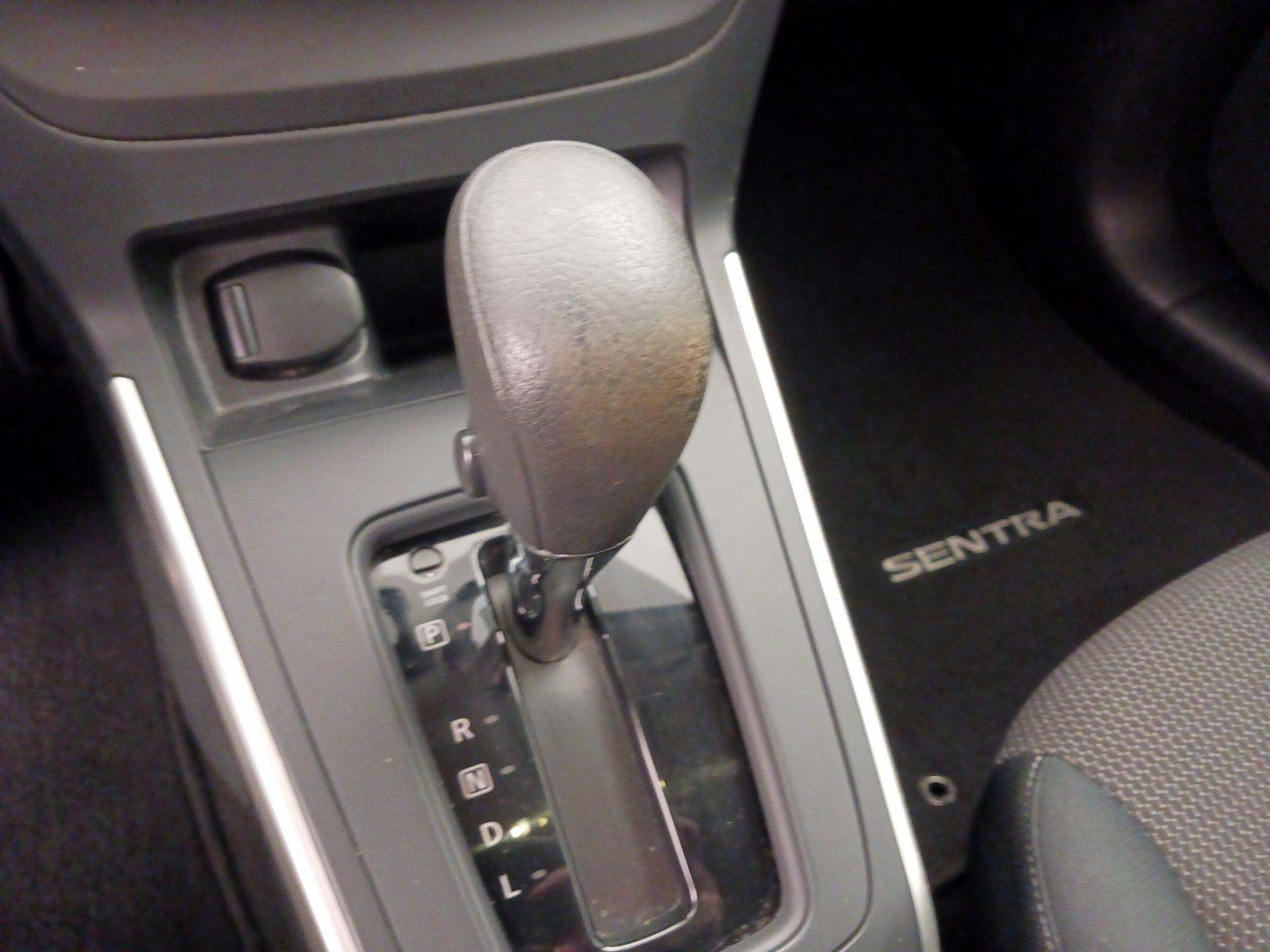 Thumbnail: 2016 Nissan Sentra - 16