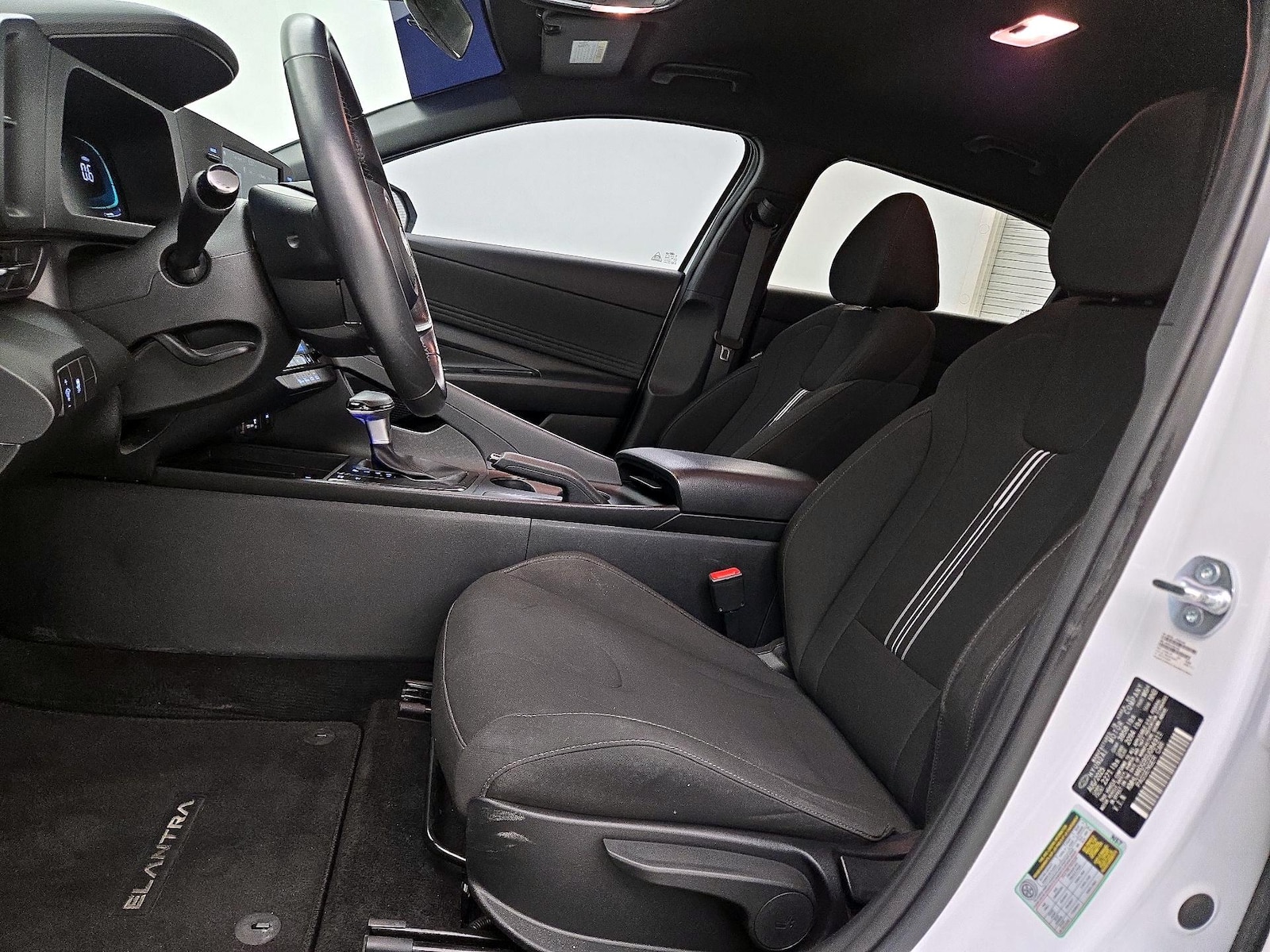 2025 Hyundai Elantra SEL - Photo 12
