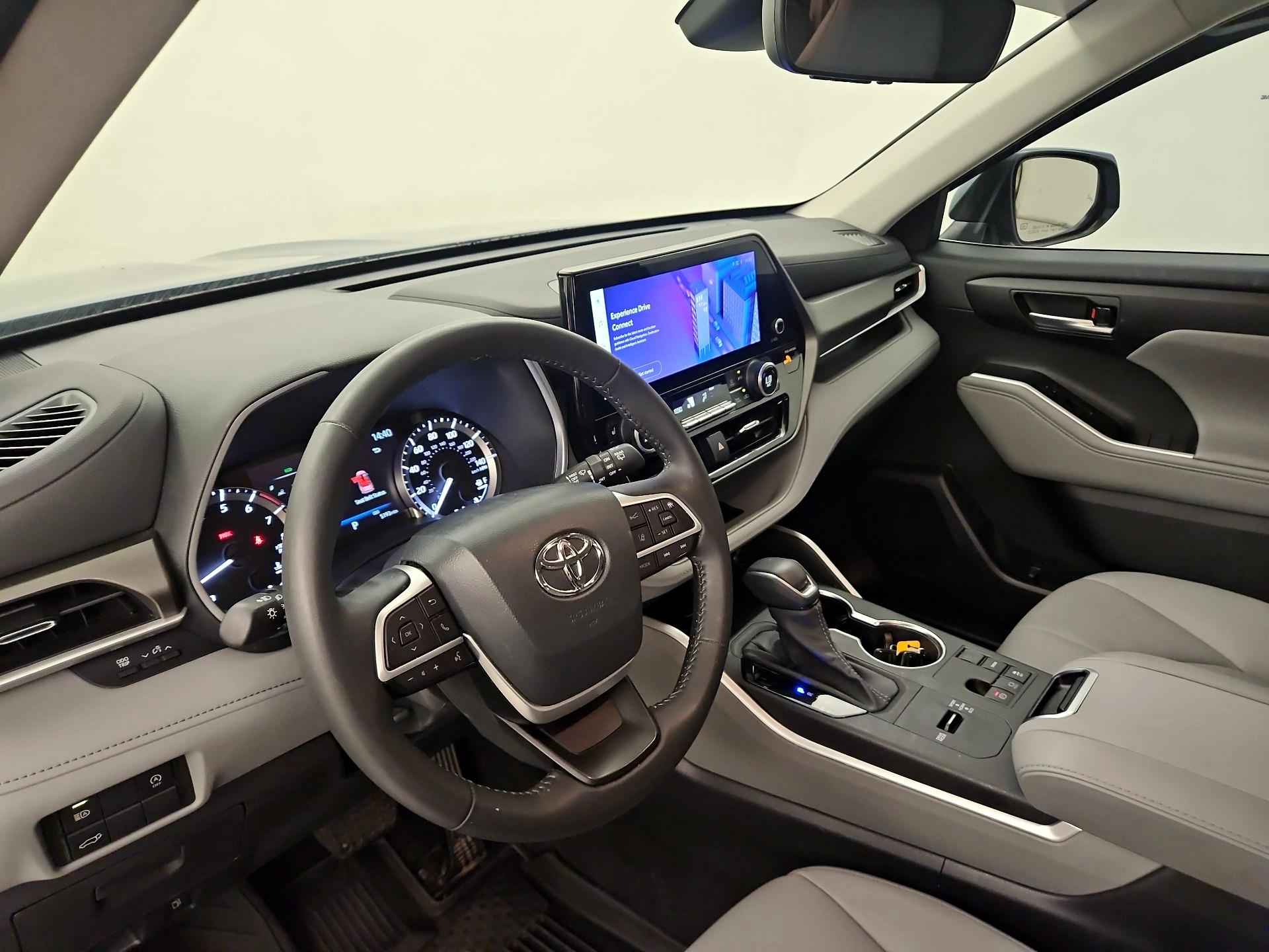 Thumbnail: 2023 Toyota Highlander - 9