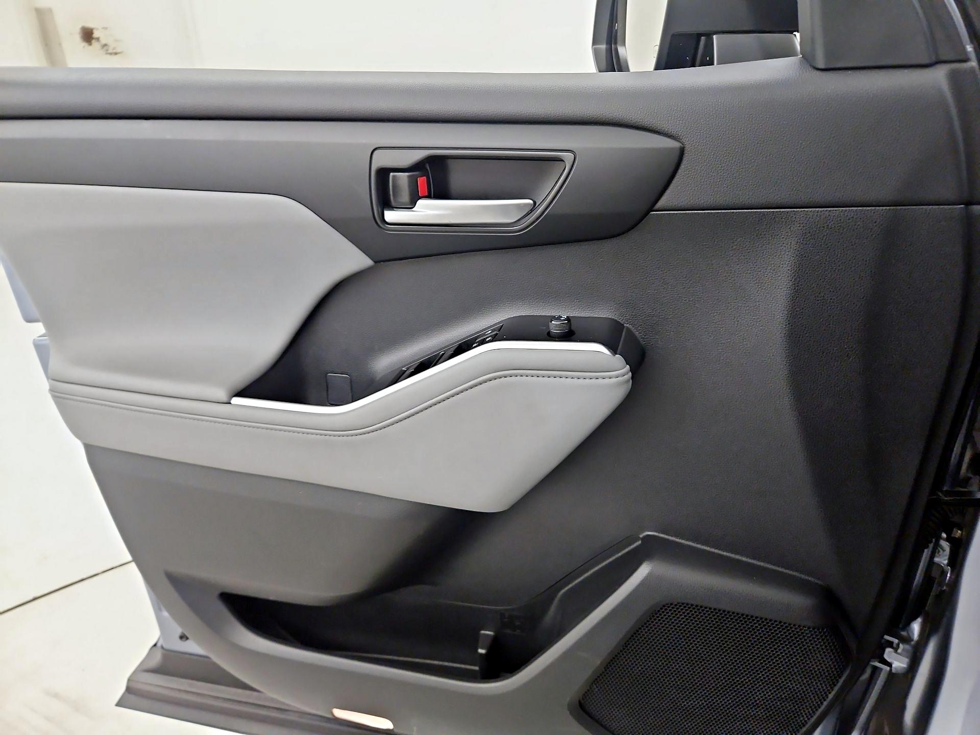 Thumbnail: 2023 Toyota Highlander - 12
