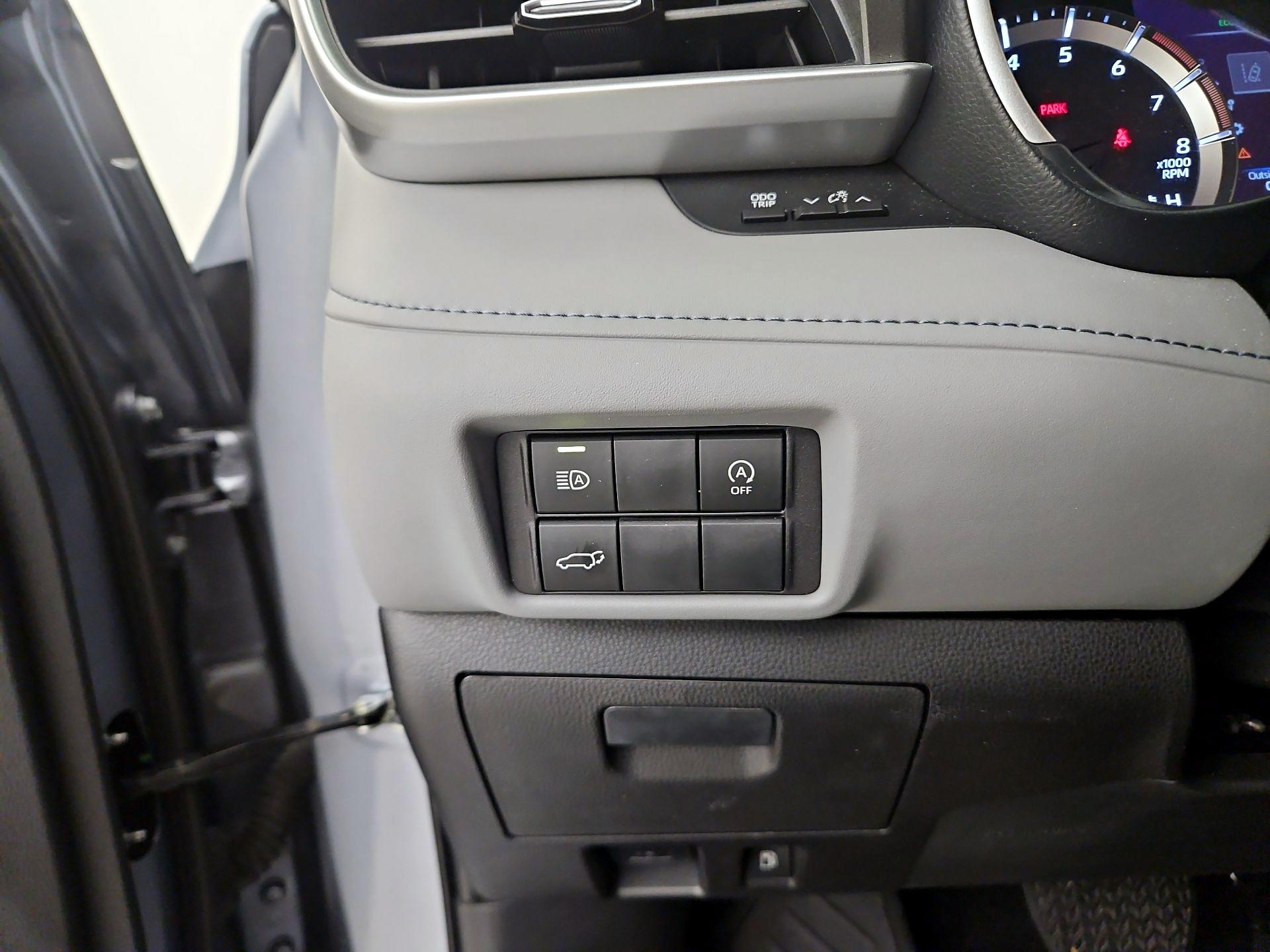Thumbnail: 2023 Toyota Highlander - 13