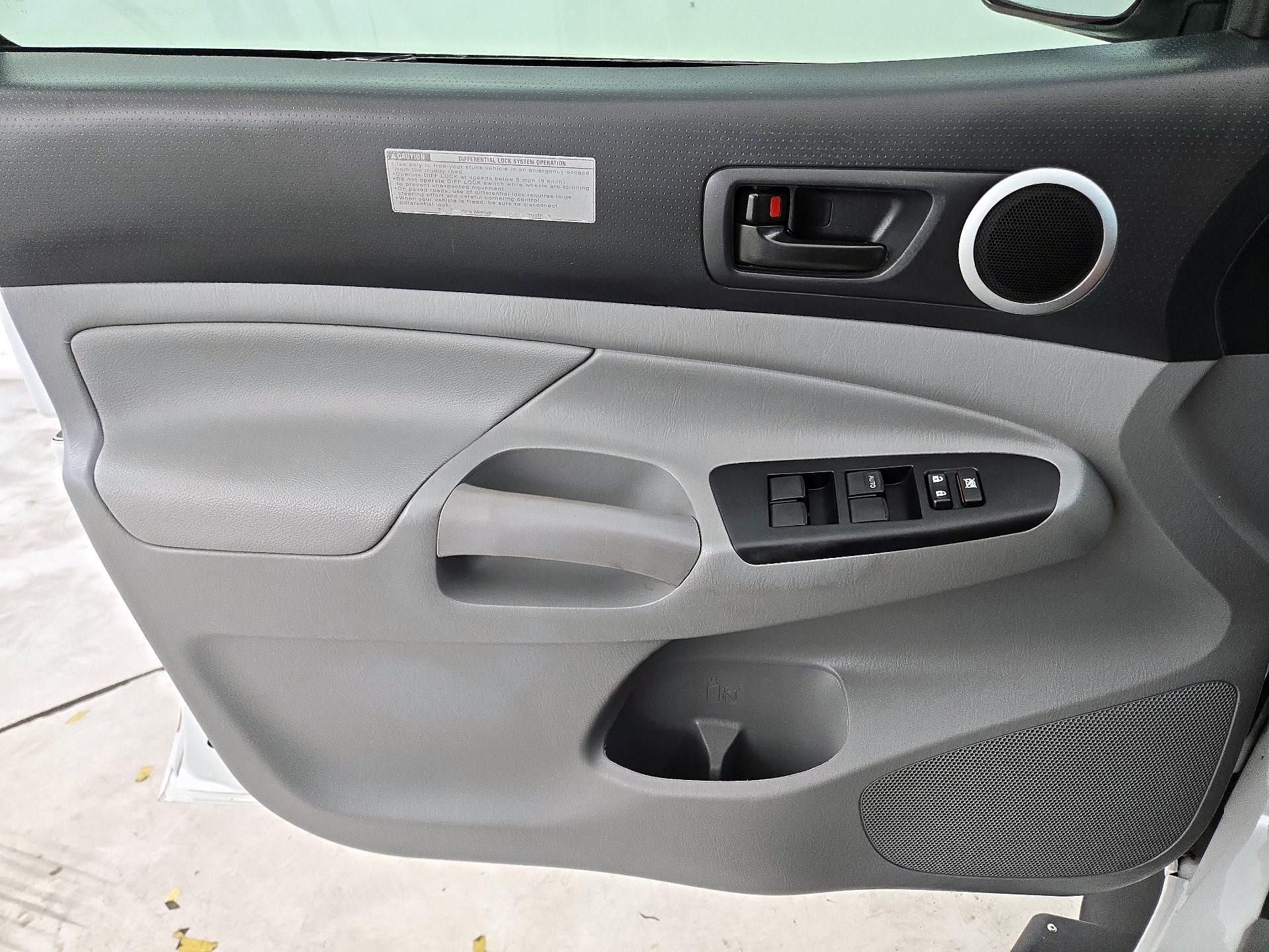 Thumbnail: 2015 Toyota Tacoma - 12