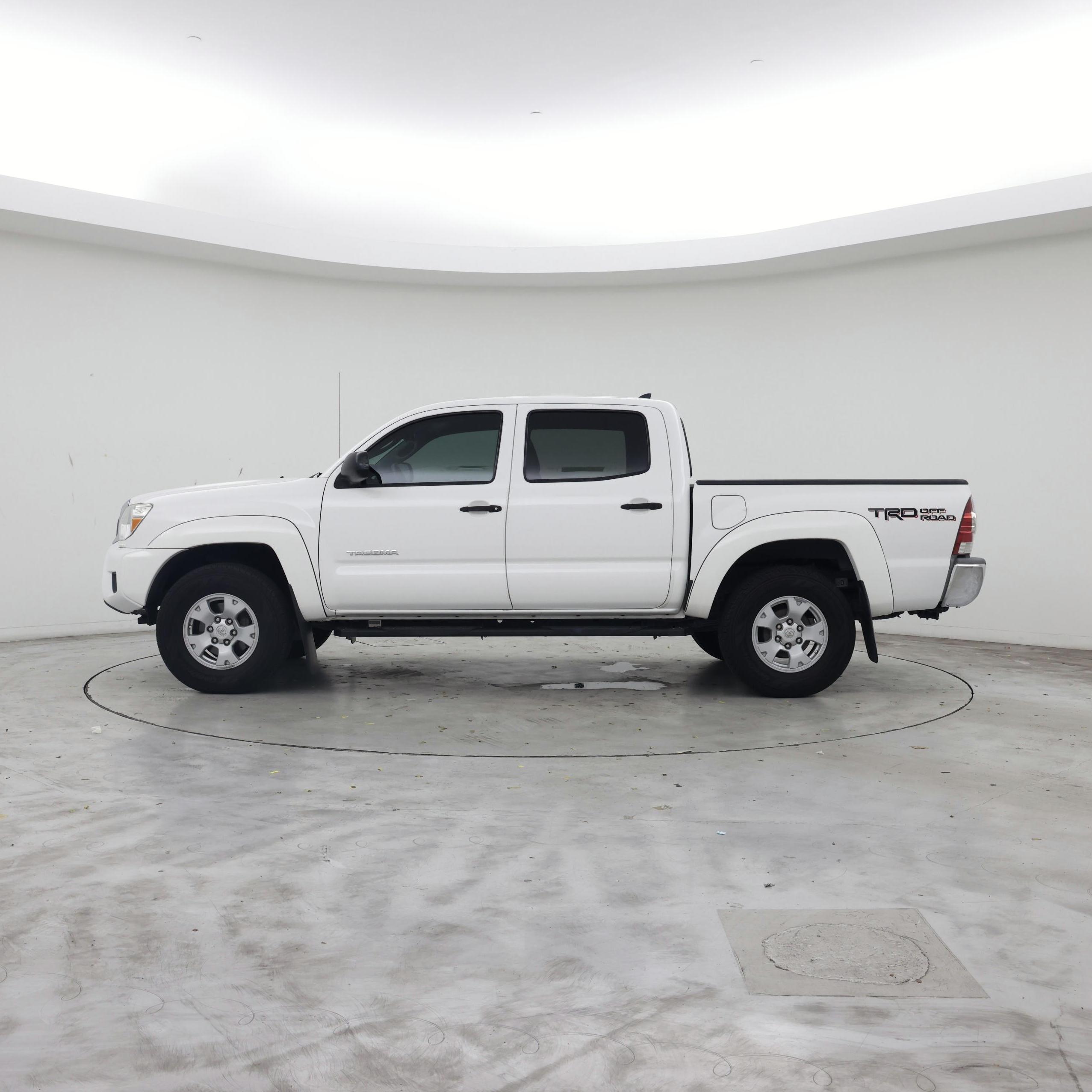 Thumbnail: 2015 Toyota Tacoma - 3