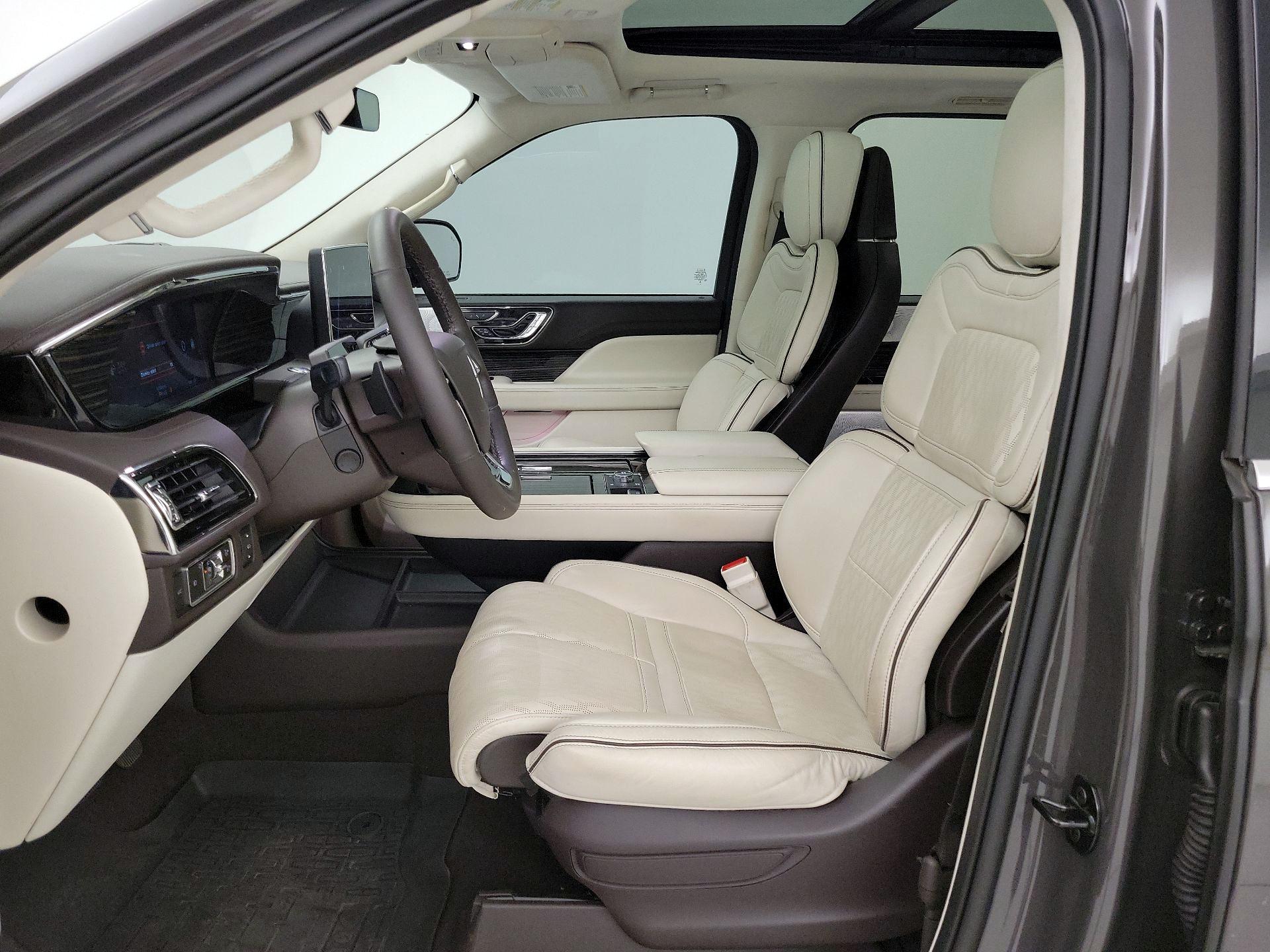 Thumbnail: 2024 Lincoln Navigator L - 11