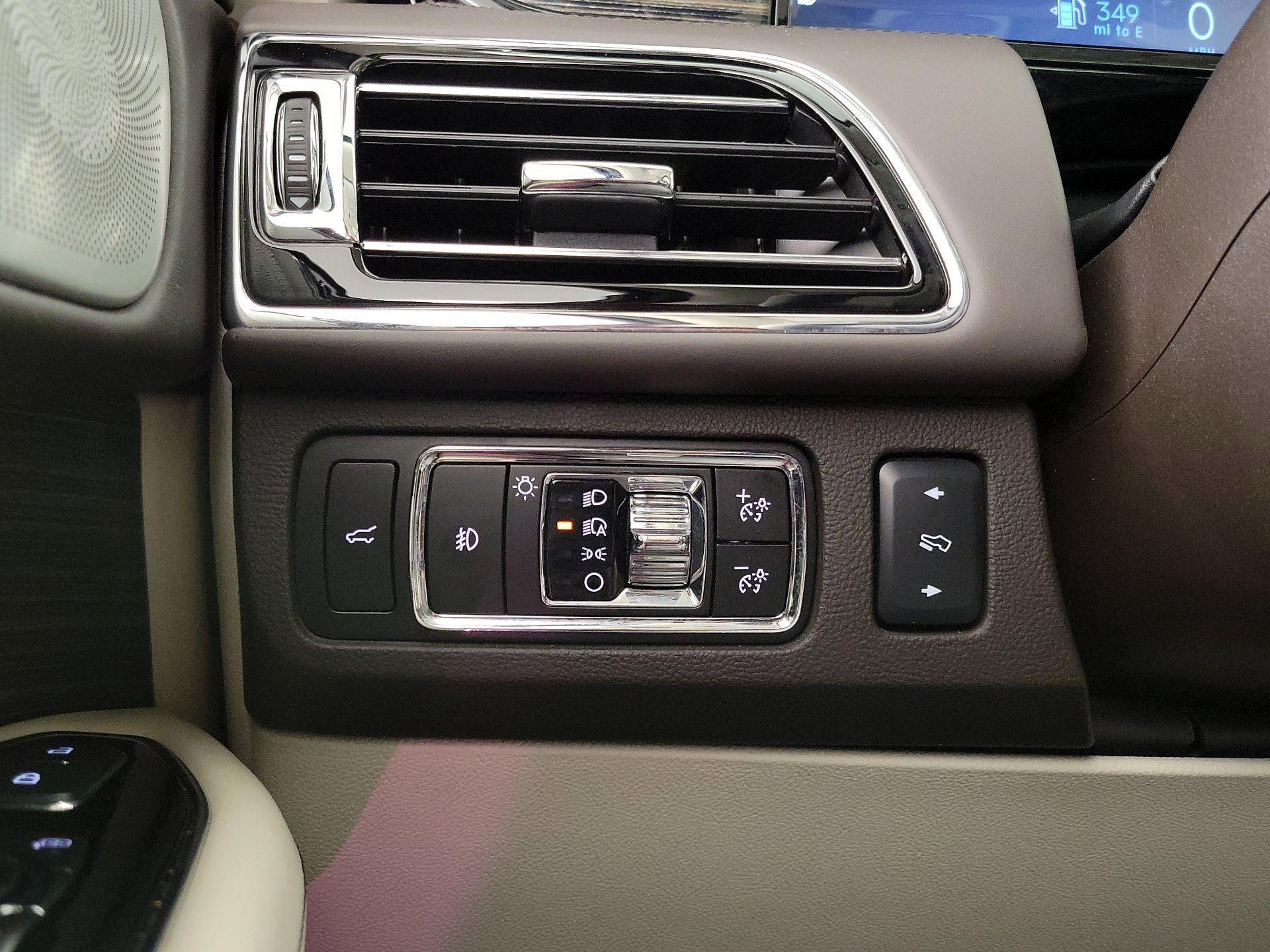 Thumbnail: 2024 Lincoln Navigator L - 13