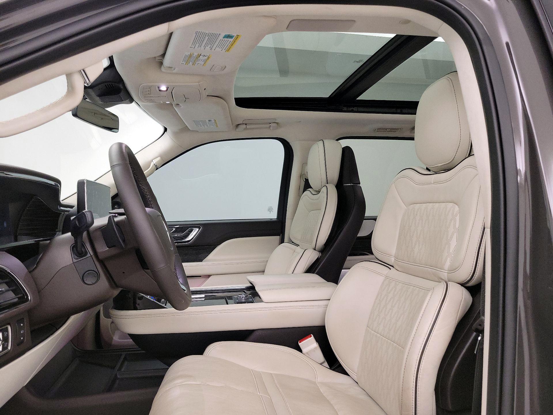 Thumbnail: 2024 Lincoln Navigator L - 19