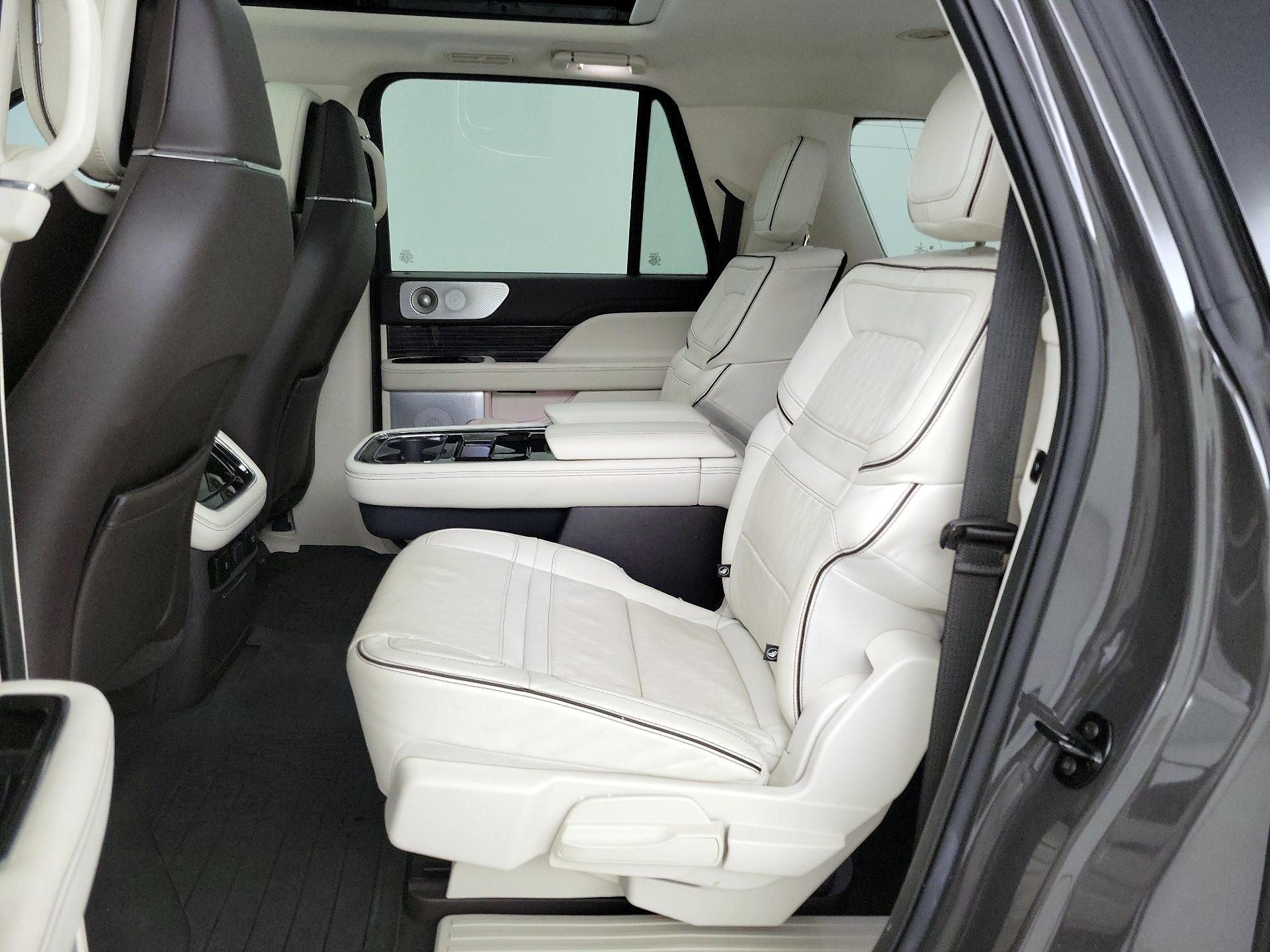 Thumbnail: 2024 Lincoln Navigator L - 20